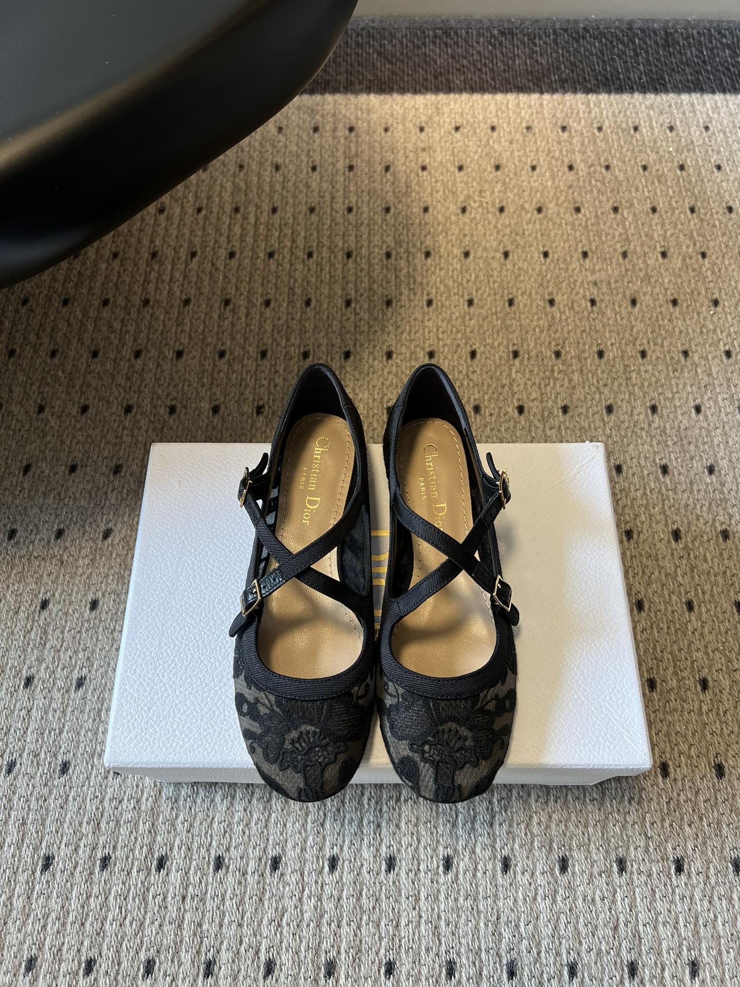 NO:786741,Purchasing agent Dior 26ss early spring new lace cross-strap Mary Jane shoes. A pair of lace Mary Jane shoes, designed with romantic lace and cross-straps.  It perfectly interprets the elegance and retro of French light luxury, giving every step a ladylike aura. The exquisite lace upper is decorated with retro floral patterns, transparent and hazy, with a gentle atmosphere, low-key and luxurious, and a timeless classic design that easily adapts to various styles. It is a must-have item that will never be idle in the shoe cabinet. Easily control all styles such as dresses, suits, jeans, etc., perfect for commuting, dating, and daily outings. Embroidered technical fabric on the upper  Sheepskin lining, Italian genuine leather outsole, size 35-41 (customized sizes 40 and 41 are non-returnable), single shoes, dior, mary jane, skirts, jeans, business suit, sheepskin, Leather soles19860909代购级 Dior 26ss早春新款蕾丝交叉绑带玛丽珍鞋 双蕾丝玛丽珍鞋,用浪漫蕾丝与交叉绑带设计, 完美诠释了法式轻奢的优雅与复古,让每一步都自带名媛气场.精致蕾丝鞋面,缀满复古花卉纹样,通透又朦胧,自带温柔氛围感,低调又奢华,永不过时的经典设计,轻松适配各种穿搭风格,是鞋柜里永远不会闲置的刚需款. 轻松驾驭连衣裙、西装、牛仔裤等所有风格,通勤、约会、日常出街,全场景完美适配. 鞋面刺绣科技面料 内里羊皮 大底意大利真皮大底 size35-41码（40、41码定制不退换）,单鞋,dior,mary jane,skirts,jeans,business suit,sheepskin,Leather soles,Women's Shoes