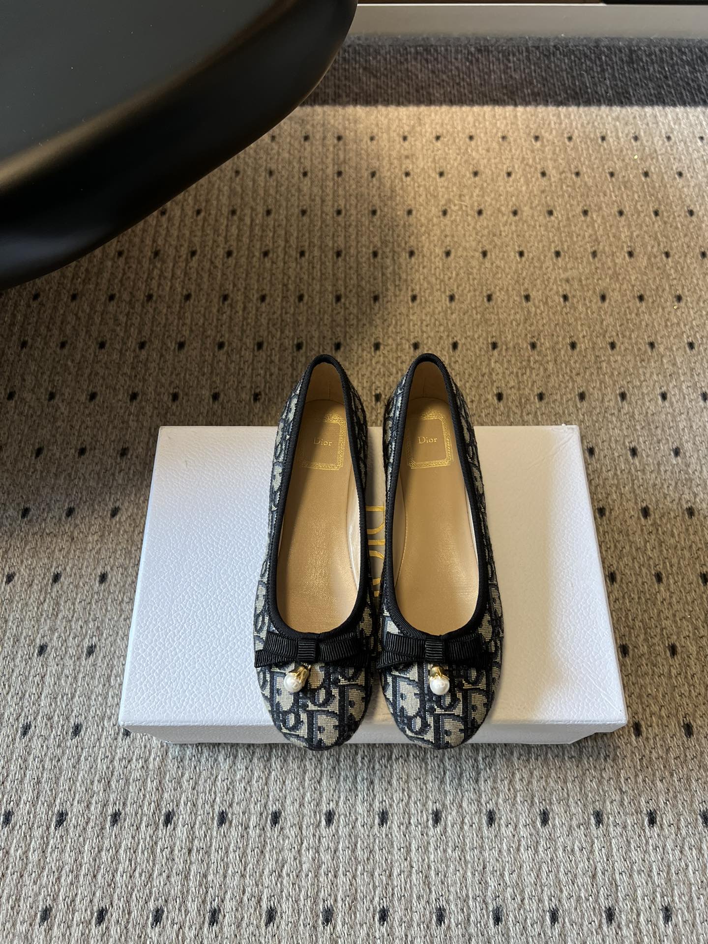 NO:786736,Purchasing agent Dior 26ss early spring new presbyopic bow flat shoes. This pair of presbyopic bow flat shoes, with classic brand logo and retro design, perfectly interprets the relaxed feeling of French light luxury, allowing daily wear to bring a celebrity aura. The all-over printed presbyopia jacquard upper is a low-key status symbol, retro and durable, and the timeless classic design easily adapts to various styles. It is a must-have item that will never be left idle in the shoe cabinet.  One-leg lazy design, easy to put on and take off, saves time and worry, perfectly adapts to fast-paced life, allowing you to calmly cope with every occasion. Upper embroidered technical fabric, inner sheepskin outsole, Italian genuine leather outsole, size 35-41 (customized sizes 40 and 41 are non-refundable), single shoes, dior, sheepskin, Leather soles19860909代购级 Dior 26ss早春新款老花蝴蝶结平底单鞋 这双老花蝴蝶结单鞋,用经典的品牌标识与复古设计,完美诠释了法式轻奢的松弛感,让日常穿搭也能自带名媛气场.满印老花提花鞋面,是低调的身份象征,复古又耐看,永不过时的经典设计,轻松适配各种穿搭风格,是鞋柜里永远不会闲置的刚需款. 一脚蹬的懒人设计,穿脱方便,省时又省心,完美适配快节奏的生活,让你从容应对每一个场合. 鞋面刺绣科技面料 内里羊皮 大底意大利真皮大底 size35-41码（40、41码定制不退换）,单鞋,dior,sheepskin,Leather soles,Women's Shoes
