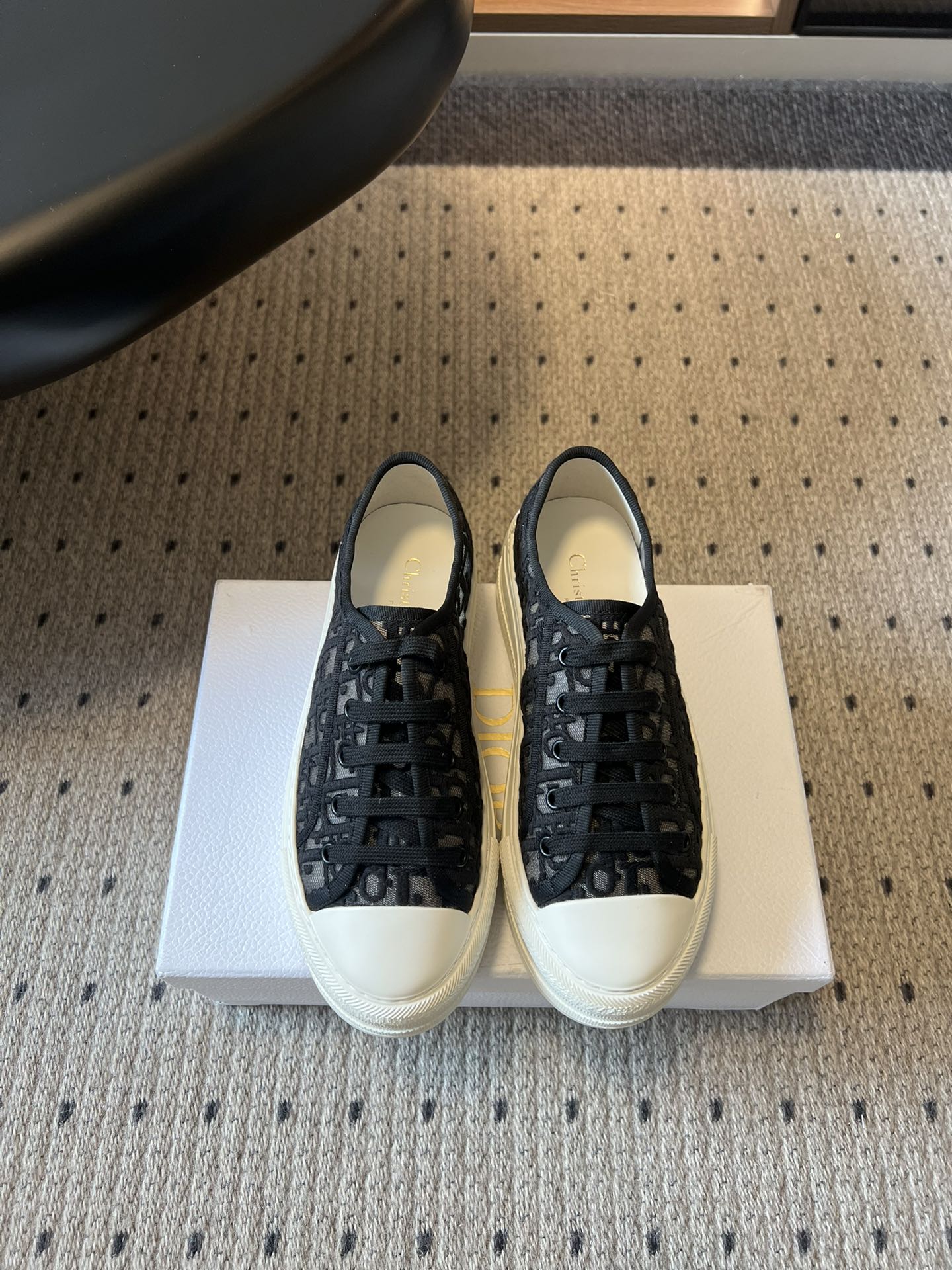 NO:786731,Purchasing-grade Dior 26ss early spring new presbyopic mesh breathable thick-soled sneakers. This pair of presbyopic mesh sneakers, with classic brand logo and breathable design, perfectly interprets the relaxed feeling of French light luxury, allowing daily wear to bring a high-end aura. The all-over printed presbyopic mesh upper is a low-key status symbol. The transparent mesh design says goodbye to the worry of stuffy feet. It is refreshing and fashionable to wear in spring and summer. Even if you walk for a long time, it can keep your feet dry and comfortable.  Whether paired with jeans, a dress, or casual sportswear, it can instantly enhance the texture of your outfit and become the finishing touch of your daily outfit. Upper embroidered technical fabric, inner sheepskin outsole Italian leather outsole size 35-41 (customized sizes 40 and 41 are non-refundable) Heel height 4.5cm, casual shoes/sports shoes, dior, sneakers, skirts, jeans, sheepskin, Leather soles19860909代购级 Dior 26ss早春新款老花网纱透气厚底板鞋 这双老花网纱板鞋,用经典的品牌标识与透气设计,完美诠释了法式轻奢的松弛感,让日常穿搭也能自带高级气场.满印老花网纱鞋面,是低调的身份象征,通透的网眼设计,告别闷脚烦恼,春夏穿清爽又时髦,哪怕是长时间行走,也能保持双脚干爽舒适. 无论是搭配牛仔裤、连衣裙,还是休闲运动装,都能瞬间提升穿搭质感,成为你日常穿搭的点睛之笔. 鞋面刺绣科技面料 内里羊皮 大底意大利真皮大底 size35-41码（40、41码定制不退换） 跟高4.5cm,休闲鞋/运动鞋,dior,sneakers,skirts,jeans,sheepskin,Leather soles,Women's Shoes