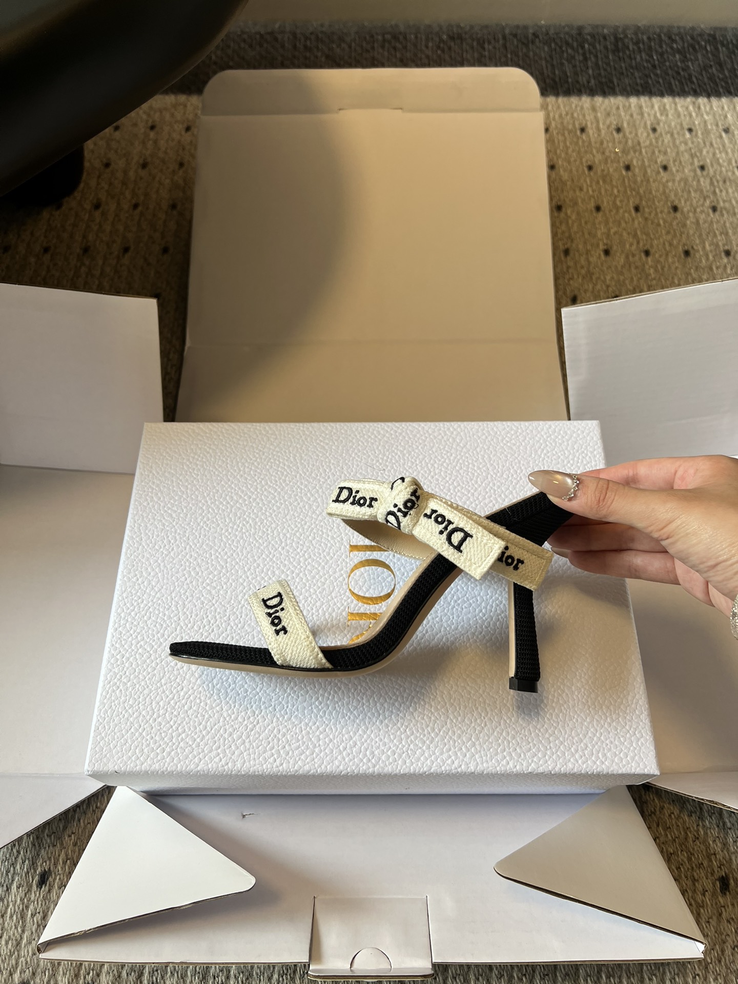Dio*26ss早春新款字母绑带双高度高跟鞋真正的时尚，是刻在细节里的精致与优雅。这双字母绑带凉拖，用经