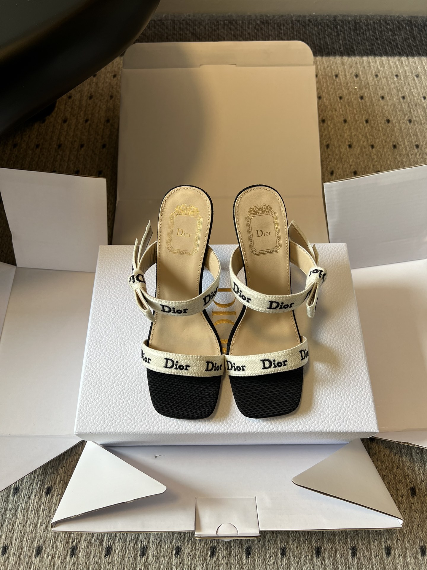 NO:784357,Dio*26ss early spring new letter-strap double-height high heels. Real fashion is the delicacy and elegance engraved in the details. This pair of letter-strap sandals, with classic brand logo and smooth design, perfectly interprets the relaxed feeling of French light luxury, giving every step a sense of socialite aura. The square-toe shoes are neat and elegant, accurately modify the foot shape, visually lengthen the leg line, and easily wear superior proportions. Even basic styles can instantly enhance the sophistication.  It is not only a pair of shoes, but also an exquisite attitude towards life. It is a classic style that will never go out of style in the shoe cabinet and can always hold up the scene. Embroidered upper fabric, sheepskin lining, Italian genuine leather outsole, size 35-42 (customized sizes 40, 41, and 42 are non-returnable). Heel height 10cm, slippers, sandals, dior, sandals, high heels, slippers, sheepskin, Leather soles19860909Dio*26ss早春新款字母绑带双高度高跟鞋 真正的时尚,是刻在细节里的精致与优雅.这双字母绑带凉拖,用经典的品牌标识与流畅设计,完美诠释了法式轻奢的松弛感,让每一步都自带名媛气场.方头鞋型利落大气,精准修饰脚型,视觉上拉长腿部线条,轻松穿出优越比例,哪怕是基础款穿搭,也能瞬间提升精致度. 它不只是一双鞋,更是一种精致的生活态度,是鞋柜里永远不会过时、永远能撑起场面的经典款. 鞋面刺绣面料 内里羊皮 大底意大利真皮大底 size35-42码（40、41、42码定制不退换） 跟高10cm,拖鞋凉鞋,dior,sandals,high heels,slippers,sheepskin,Leather soles,Women's Shoes