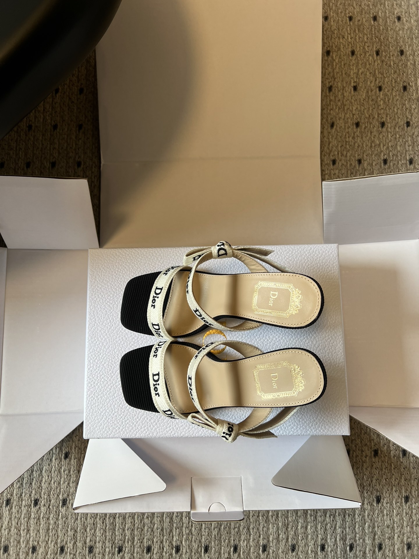 Dio*26ss早春新款字母绑带双高度高跟鞋真正的时尚，是刻在细节里的精致与优雅。这双字母绑带凉拖，用经