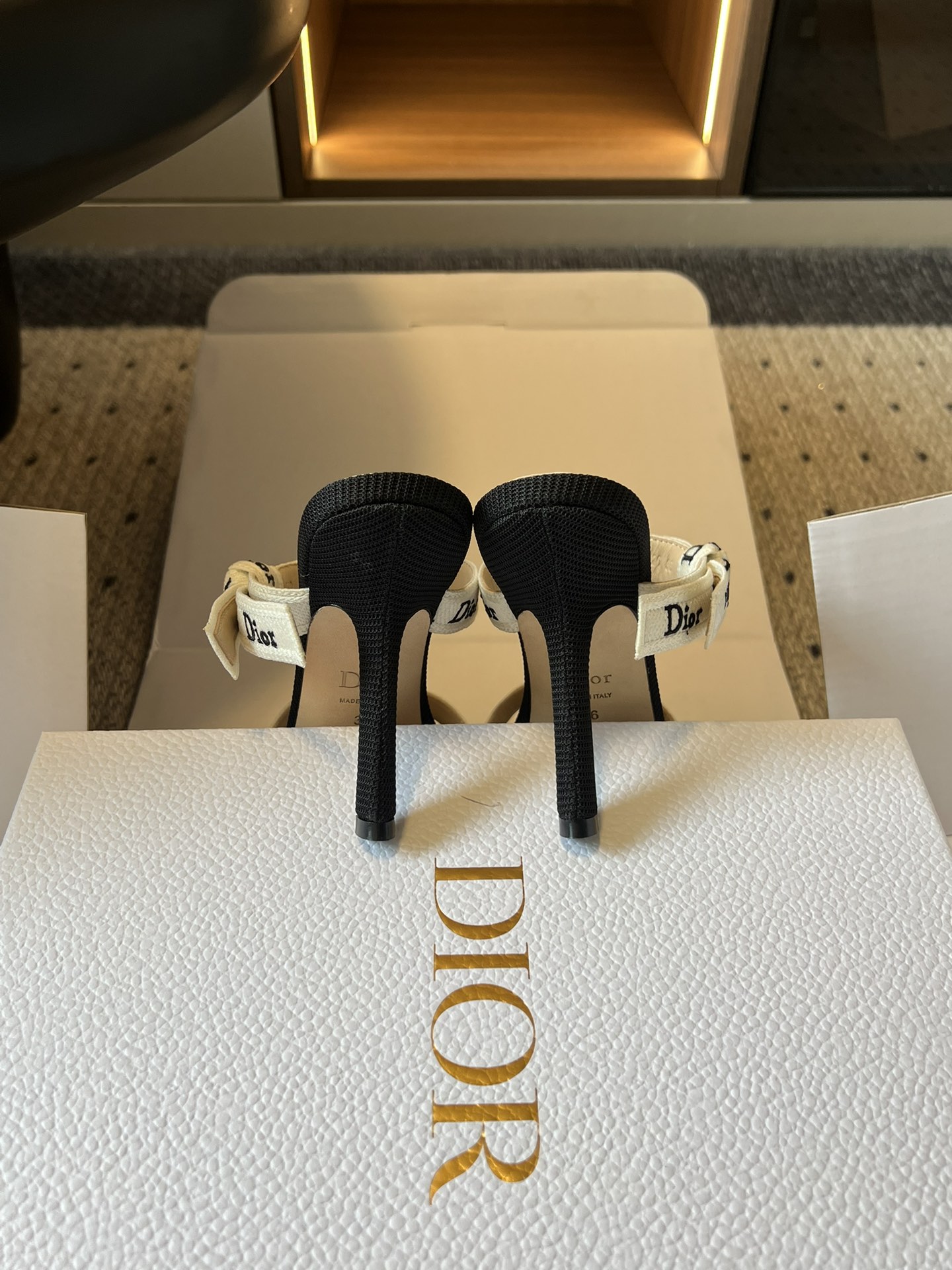 Dio*26ss早春新款字母绑带双高度高跟鞋真正的时尚，是刻在细节里的精致与优雅。这双字母绑带凉拖，用经