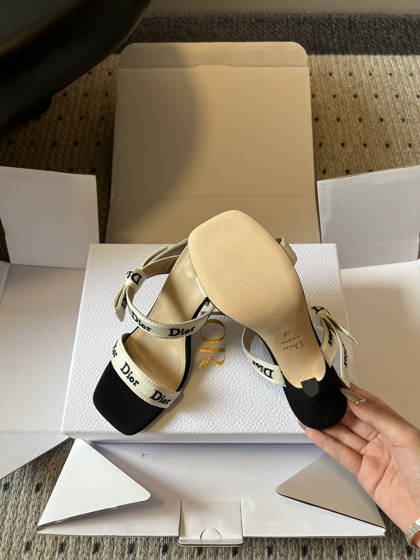 Dio*26ss早春新款字母绑带双高度高跟鞋真正的时尚，是刻在细节里的精致与优雅。这双字母绑带凉拖，用经