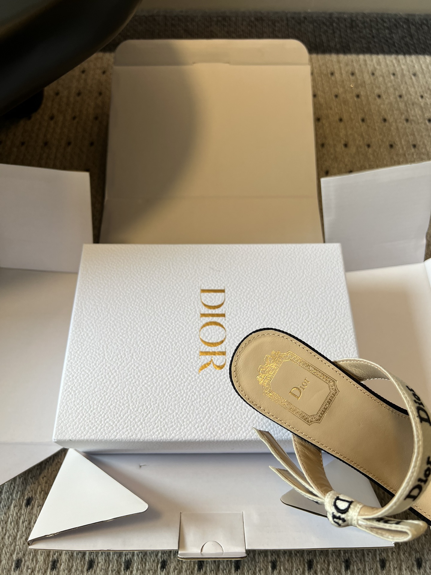 Dio*26ss早春新款字母绑带双高度高跟鞋真正的时尚，是刻在细节里的精致与优雅。这双字母绑带凉拖，用经