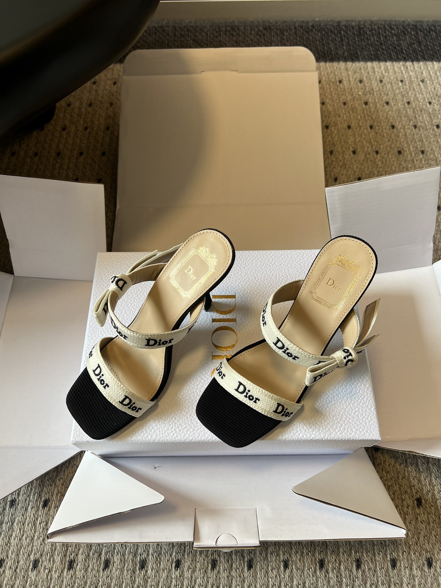 Dio*26ss早春新款字母绑带双高度高跟鞋真正的时尚，是刻在细节里的精致与优雅。这双字母绑带凉拖，用经