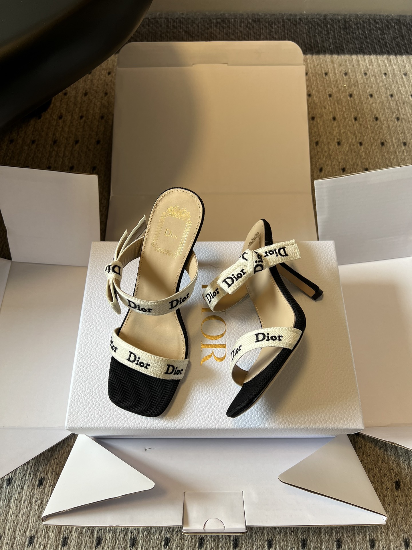 Dio*26ss早春新款字母绑带双高度高跟鞋真正的时尚，是刻在细节里的精致与优雅。这双字母绑带凉拖，用经