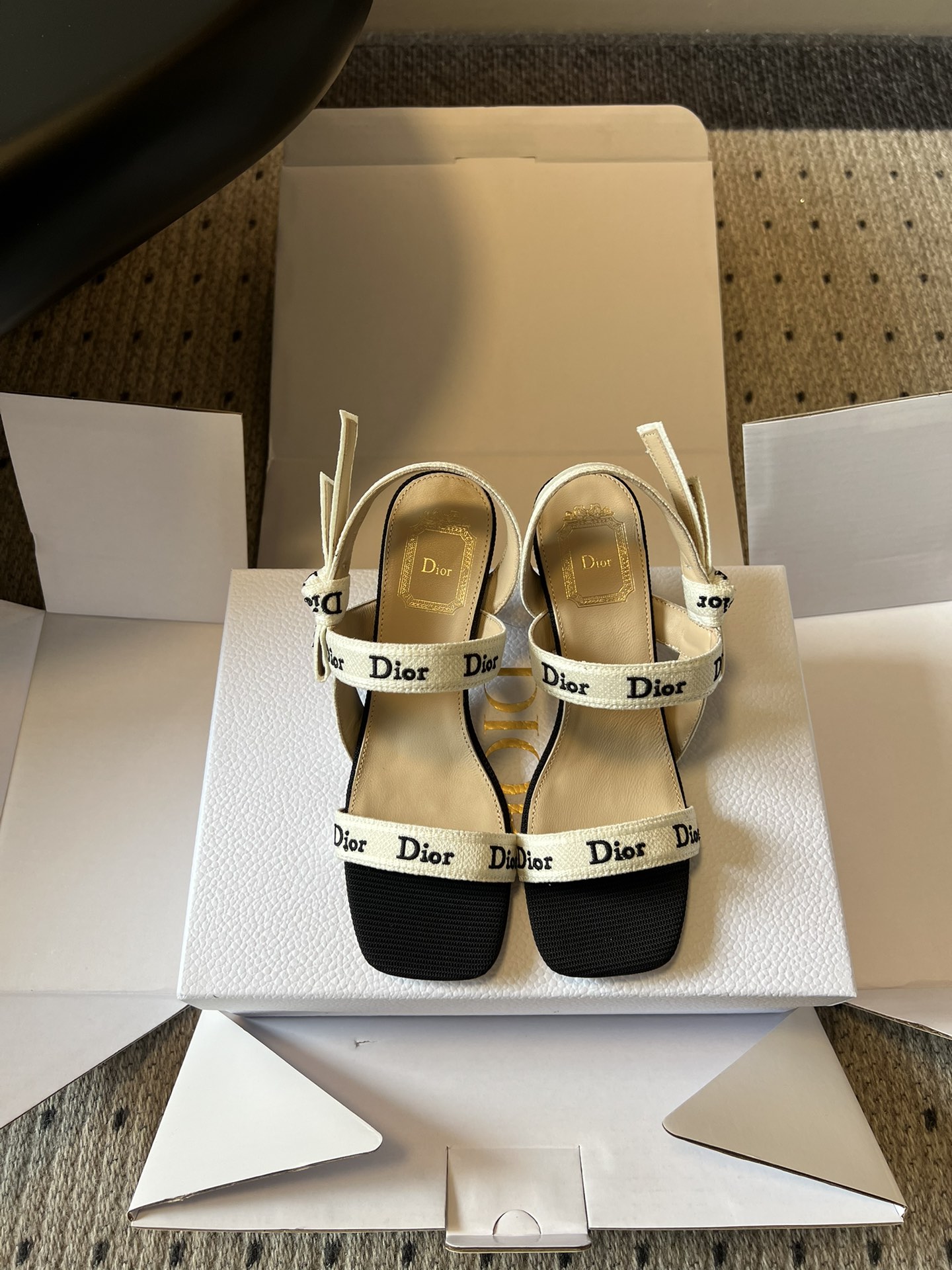 Dio*26ss早春新款字母绑带双高度高跟鞋真正的时尚，是刻在细节里的精致与优雅。这双字母绑带凉拖，用经