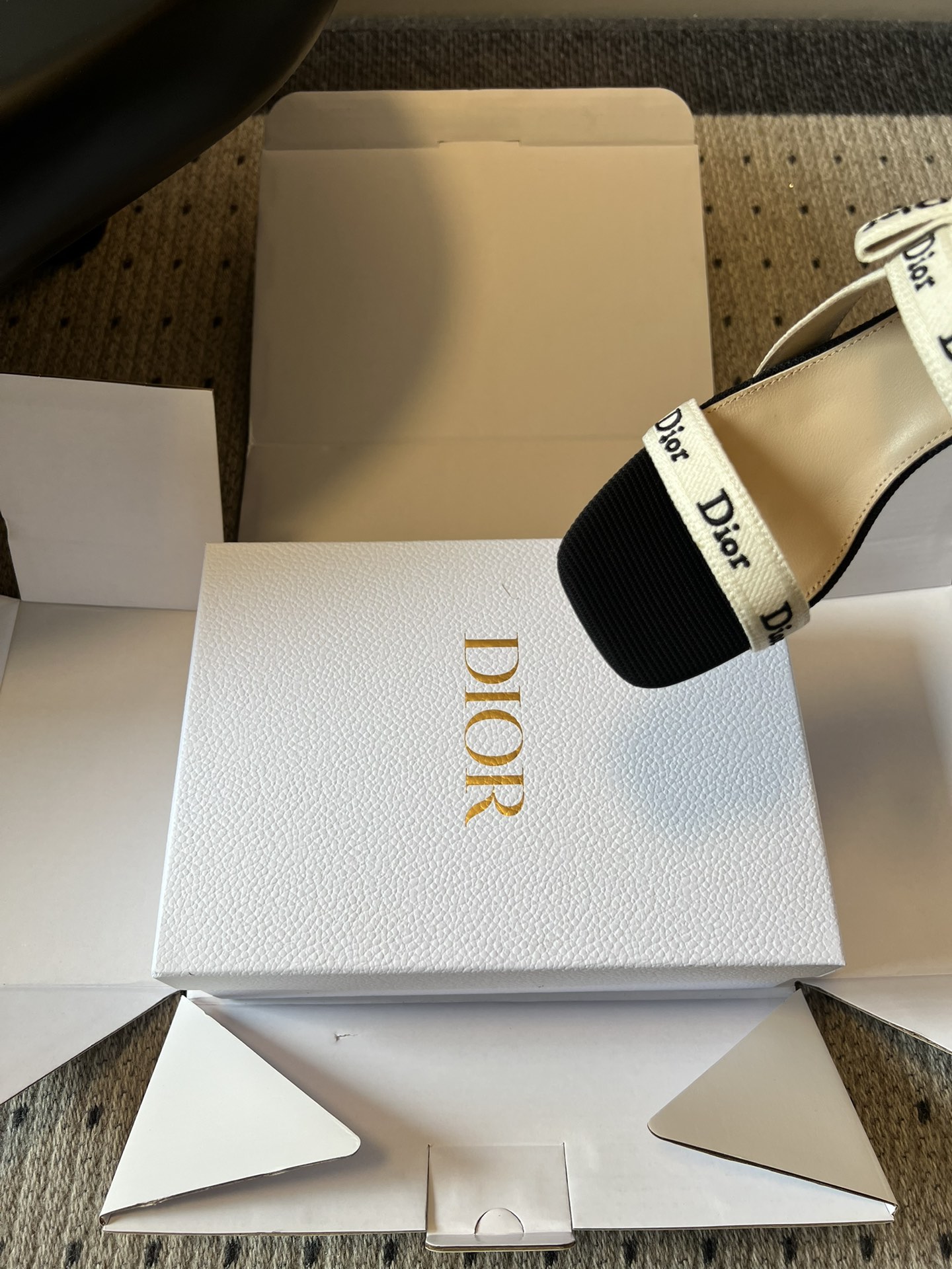 Dio*26ss早春新款字母绑带双高度高跟鞋真正的时尚，是刻在细节里的精致与优雅。这双字母绑带凉拖，用经