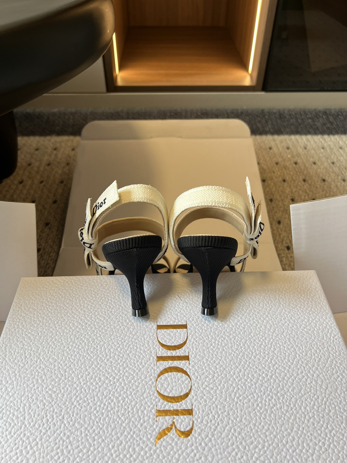 Dio*26ss早春新款字母绑带双高度高跟鞋真正的时尚，是刻在细节里的精致与优雅。这双字母绑带凉拖，用经