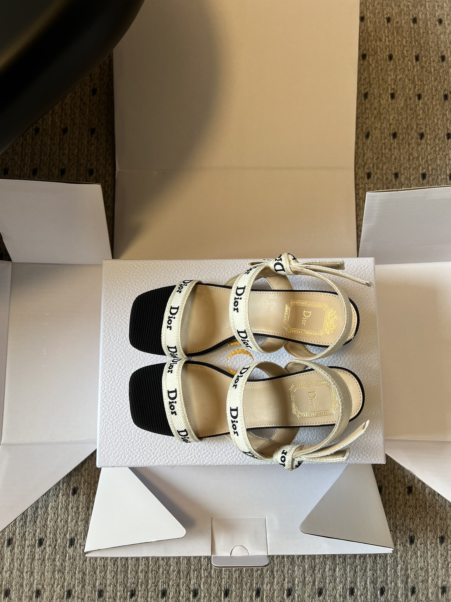 Dio*26ss早春新款字母绑带双高度高跟鞋真正的时尚，是刻在细节里的精致与优雅。这双字母绑带凉拖，用经