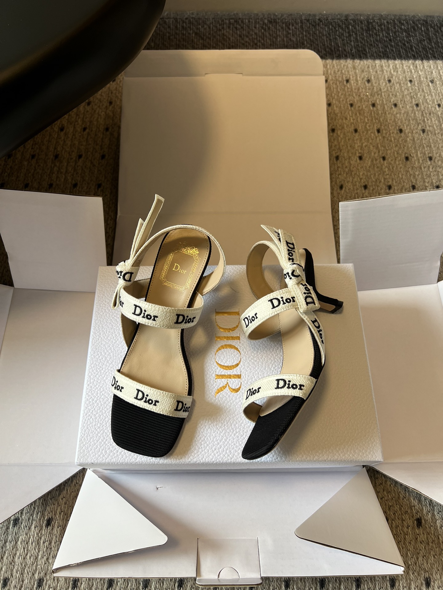 Dio*26ss早春新款字母绑带双高度高跟鞋真正的时尚，是刻在细节里的精致与优雅。这双字母绑带凉拖，用经