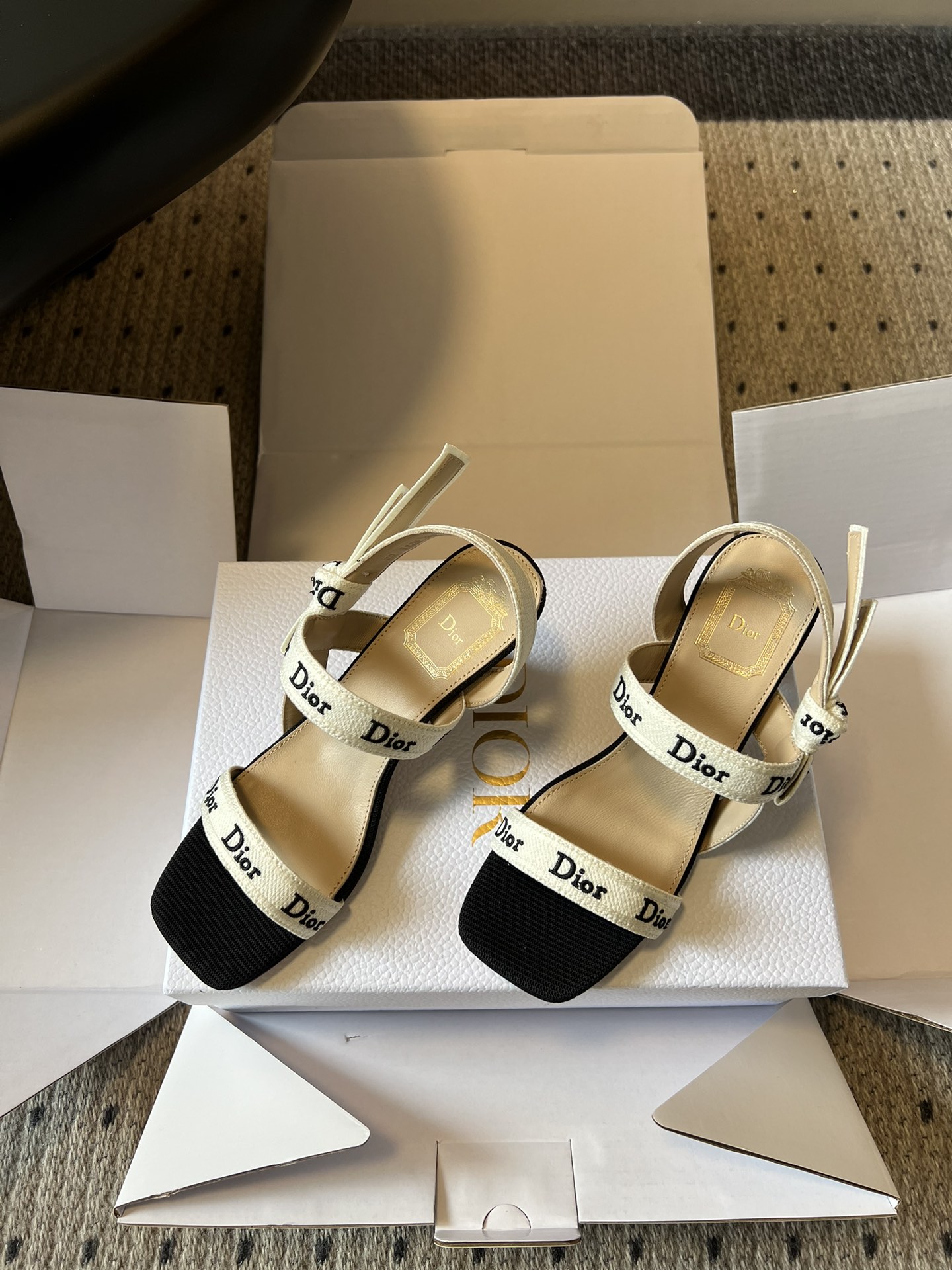 Dio*26ss早春新款字母绑带双高度高跟鞋真正的时尚，是刻在细节里的精致与优雅。这双字母绑带凉拖，用经