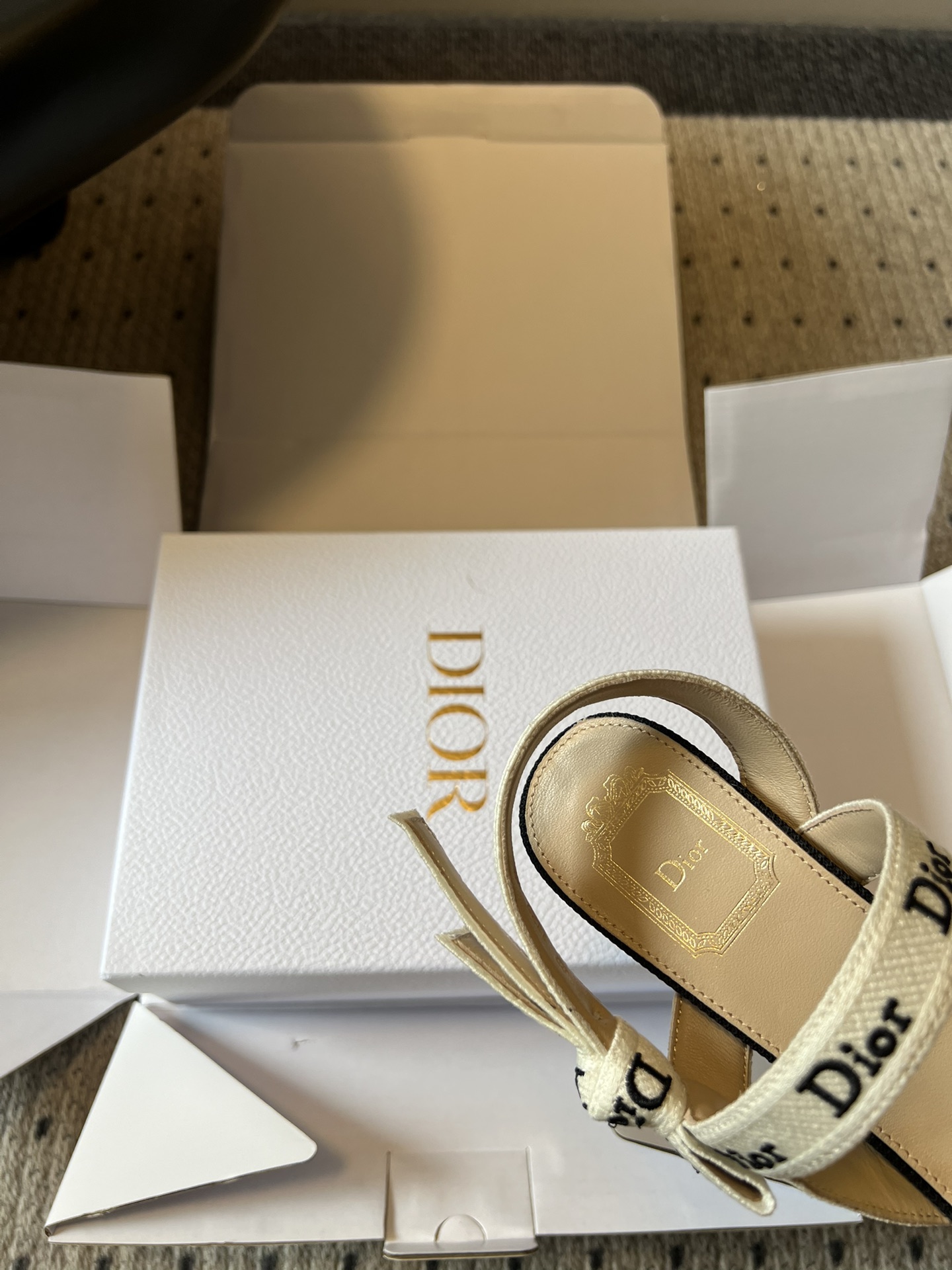 Dio*26ss早春新款字母绑带双高度高跟鞋真正的时尚，是刻在细节里的精致与优雅。这双字母绑带凉拖，用经