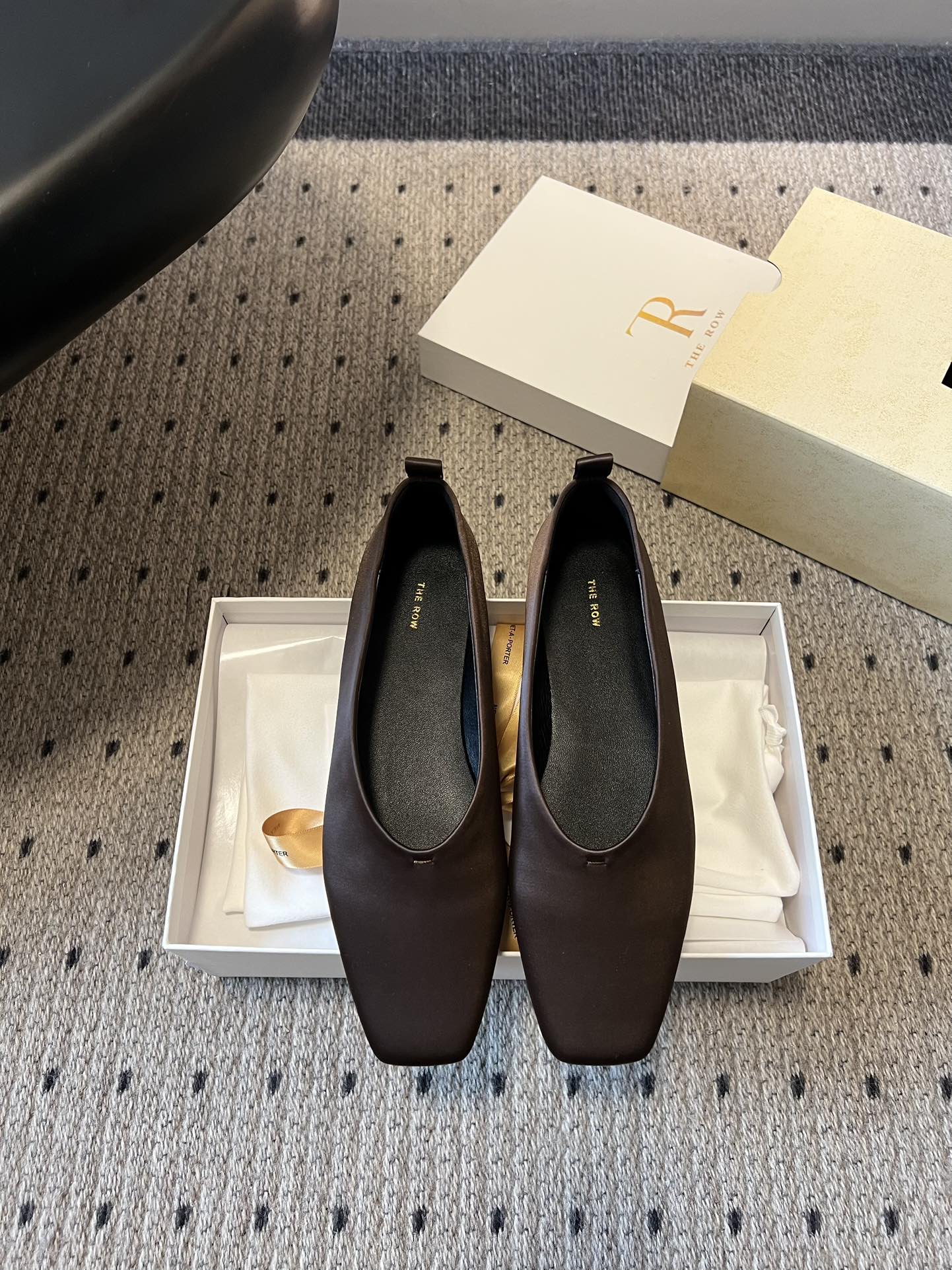 NO:784344,Purchasing agent grade: Dongguan-made high-quality The Ro*26ss early spring new minimalist square-toe shoes. These square-toe flat shoes have 'minimalist high-end' engraved in their bones.  Soft and delicate leather, the upper foot is so soft that it feels like stepping on clouds. The square-toe shoe shape does not squeeze the foot, but can also quietly elongate the foot shape, making the foot slimmer. The 4 colors are classic black, retro brown, burgundy, and dark green. They can cover all your dressing scenes. Wear it with a suit for commuting and instantly become a capable and intellectual workplace heroine. Wear it with a small skirt on a date, and the gentle atmosphere will be full. Wear jeans for daily use, and you can easily feel relaxed and fashionable.  No need to worry about matching, the upper foot has a high-end feel with its own filter, the soft sole is non-slip, and the feet will not be worn out all day long. Comfort and appearance are both online. Wear low-key luxury on the feet, and every step is elegant and calm. The upper is imported silk, the lining is mixed sheepskin, and the outsole is Italian genuine leather. The outsole is injection molded, size 35-40 (40 size customization is non-refundable), single shoes, skirts, jeans, business suit, sheepskin, real silk, Leather soles19860909代购级 莞产高品质The Ro*26ss早春新款极简方头单鞋 这双方头平底单鞋,把「极简高级」刻进了骨子里 软糯细腻的皮质,上脚软到像踩在云朵上,方头鞋型不挤脚,还能悄悄拉长脚型,巨显脚瘦,经典黑、复古棕、酒红、墨绿4色,承包你所有穿搭场景,通勤搭西装,秒变干练知性的职场大女主,约会配小裙子,温柔氛围感直接拉满,日常穿牛仔裤,松弛感时髦信手拈来. 不用费心搭配,上脚就是自带滤镜的高级感,软底防滑,暴走一天都不磨脚,舒适与颜值双在线,把低调奢华穿在脚上,每一步都优雅从容. 鞋面进口真丝 内里混种羊皮 大底意大利真皮大底注塑射出 size35-40码（40码定制不退换）,单鞋,skirts,jeans,business suit,sheepskin,real silk,Leather soles,Women's Shoes