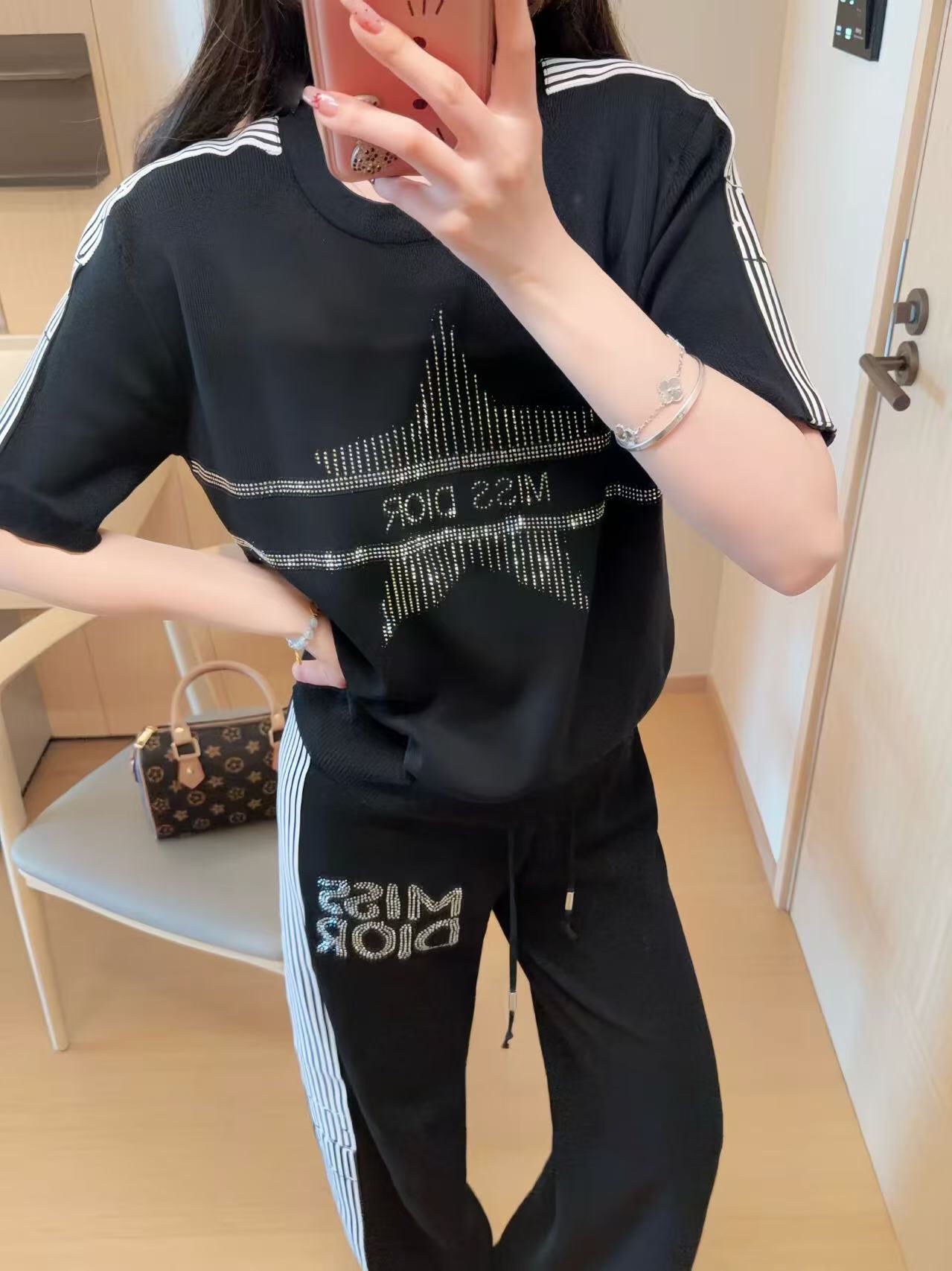 NO:781238,Model number 20262702 Dio* new knitted casual suit, five-pointed star logo hot-drilled short-sleeved sweater top + high-waisted knitted trousers, white, black, [One size fits all shoulder width 40, chest 96, sleeve length 20, length 59; waist 62 elastic, length 108; weight 0.730kg], Dior-clothing, dior, dior, T-shirt,19860909款号20262702 Dio*新款针织休闲套装,五角星logo烫钻短袖针织衫上衣+高腰针织长裤,白色,黑色,【均码肩宽40,胸围96,袖长20,长59；腰围62弹力,长108；重量0.730kg】,迪奥-服装,dior,dior,T-shirt,,Women's clothing
