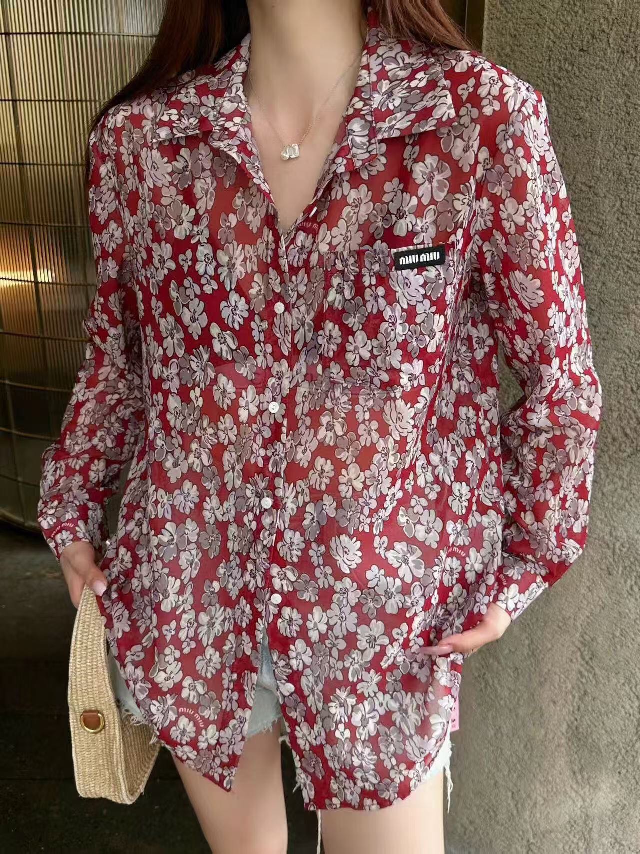 NO:781202,Model No. 20262706 Miumi* new style collar logo letter big pocket temperament small floral long-sleeved shirt, red, blue, SML, [M size shoulder width 43, chest 102, sleeve length 59, length 69; weight 0.110kg], Miumiu-clothing, miumiu,19860909款号20262706 Miumi*新款 领标字母大口袋 气质小碎花长袖衬衣,红色,蓝色,SML,【M码肩宽43,胸围102,袖长59,长69；重量0.110kg】,缪缪-服装,miumiu,,Women's clothing
