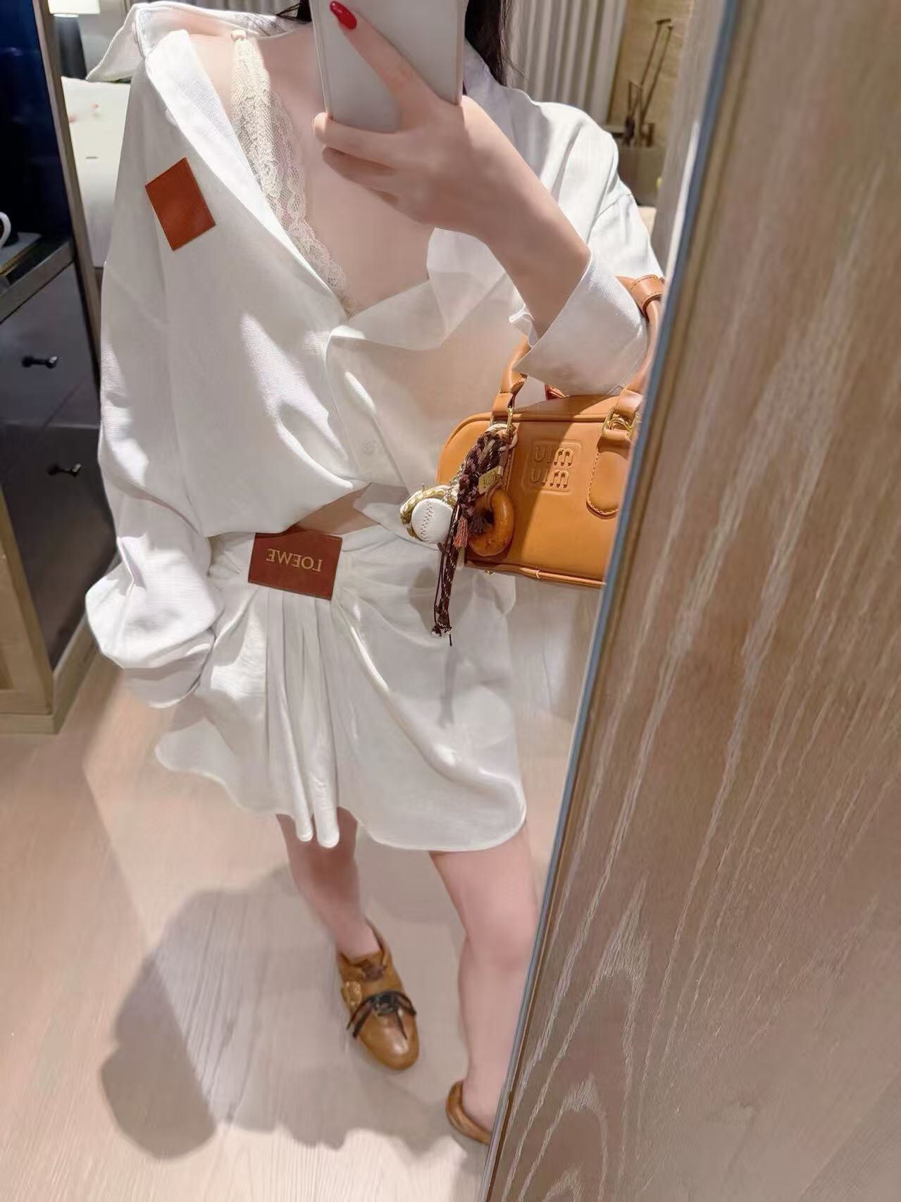 NO:781211,Model No. 20262707 Loew* new pure cotton suit, long-sleeved shirt with logo leather label on the chest + pleated waist short skirt, white, blue, SML, [M size shoulder width 51, bust 104, sleeve length 52, length 64-71; waist 70, length 36; weight 0.400kg], Loew-clothing, loewe, loewe, skirts,19860909款号20262707 Loew*新款纯棉套装,胸前logo皮标气质长袖衬衣+褶皱收腰短半裙,白色,蓝色,SML,【M码肩宽51,胸围104,袖长52,长64-71；腰围70,长36；重量0.400kg】,罗意威-服装,loewe,loewe,skirts,,Women's clothing