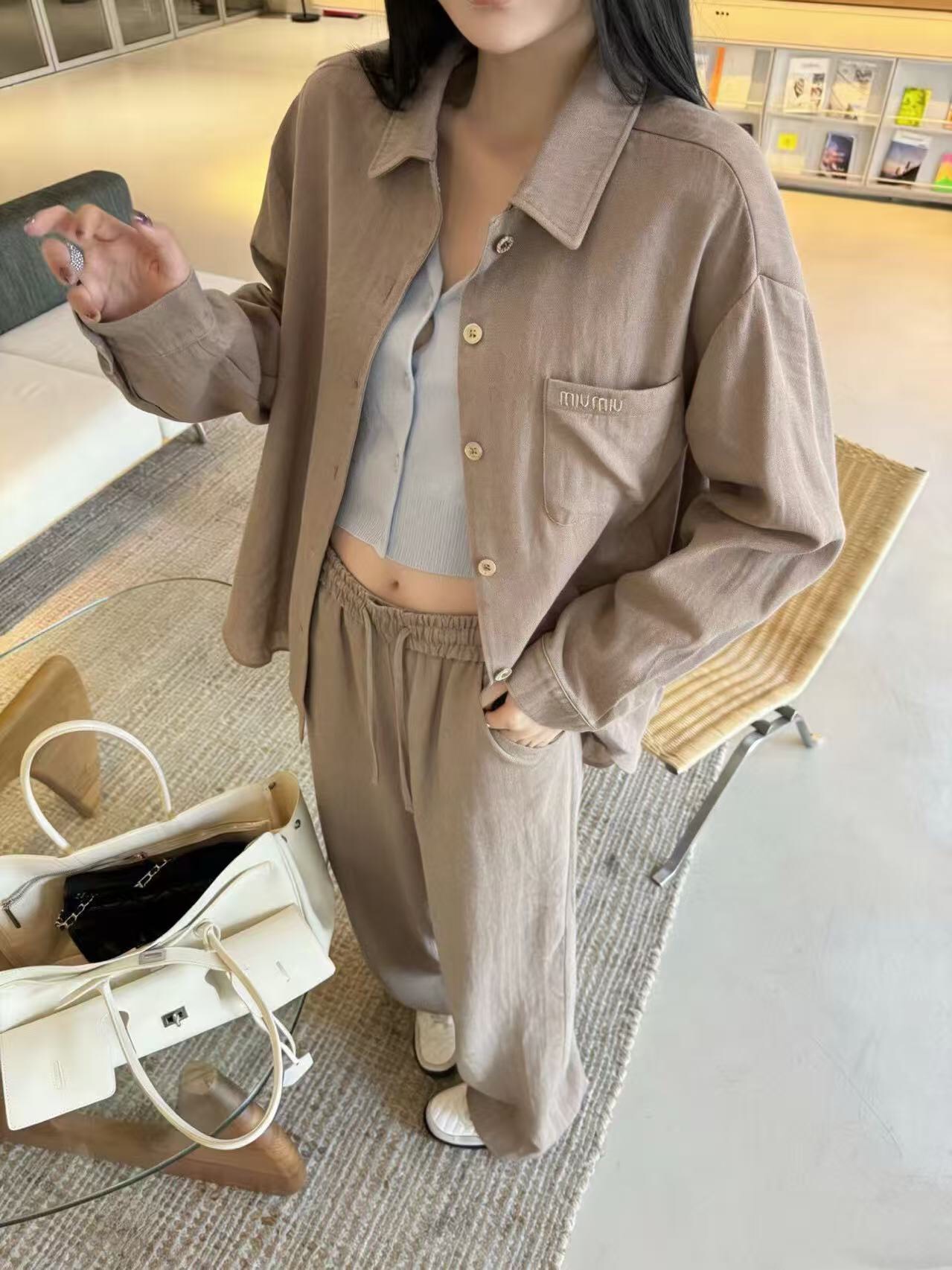 NO:781193,Model No. 20262709 Miumi* new suit, letter embroidered single pocket lapel long-sleeved shirt + elastic waist wide-leg trousers, apricot, brown, brown, khaki, black, SML, [L size shoulder width 53, chest 118, sleeve length 48, length 70; waist 74 elastic, length 102; weight 0.580Kg], Miumiu-clothing, miumiu,19860909款号20262709 Miumi*新款套装,字母刺绣单口袋翻领长袖衬衣+松紧腰阔腿长裤,杏色,咖啡色,棕色,卡其色,黑色,SML,【L码肩宽53,胸围118,袖长48,长70；腰围74弹力,长102；重量0.580Kg】,缪缪-服装,miumiu,,Women's clothing