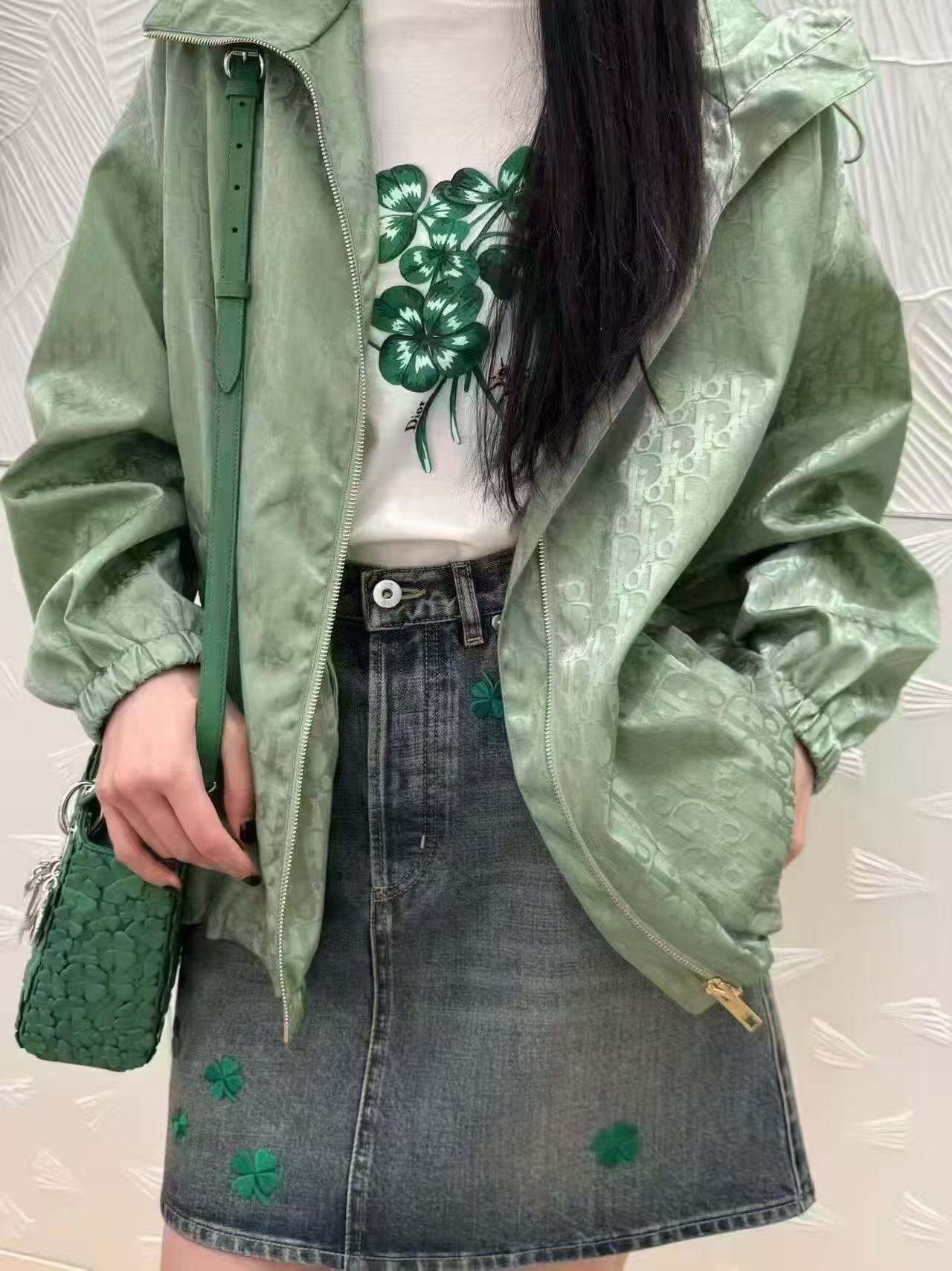 NO:781166,Model No. 20262715 Dio* new style presbyopic logo letter jacquard long-sleeved hooded sun protection windbreaker jacket, green, SML, [M size shoulder width 57, bust 140, sleeve length 54, length 67; weight 0.450Kg], Dior-clothing, dior, dior, jackets & coats, hats,19860909款号20262715 Dio*新款 老花logo字母提花长袖连帽防晒风衣外套,绿色,SML,【M码肩宽57,胸围140,袖长54,长67；重量0.450Kg】,迪奥-服装,dior,dior,jackets & coats,hats,,Women's clothing