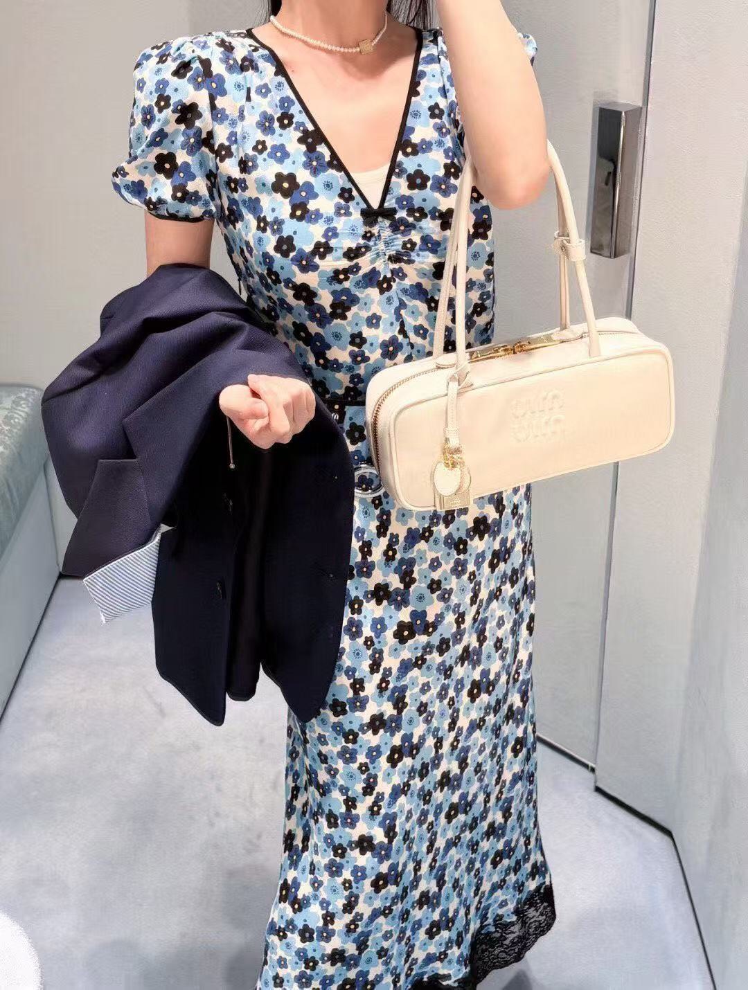 NO:781180,Model number 20262721 Miumi* new lace hem V-neck waist floral short-sleeved dress, blue, SML, [M size bust 84, waist 70, sleeve length 24, length 120; weight 0.135Kg], Miumiu-clothing, miumiu, skirts, T-shirt,19860909款号20262721 Miumi*新款 蕾丝下摆V领收腰碎花短袖连衣裙,蓝色,SML,【M码胸围84,腰围70,袖长24,长120；重量0.135Kg】,缪缪-服装,miumiu,skirts,T-shirt,,Women's clothing