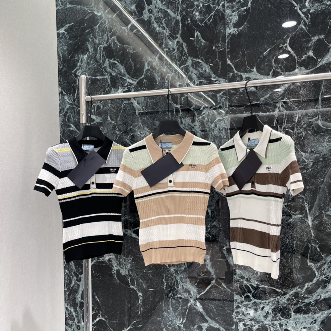 NO:780767,The highest version on the market, the girl inspects the goods, trims the three marks on the threads, and delivers the goods. You can post pictures and take videos. If you want quality or service, please add me on WeChat. We will not accept urgent orders. PD 26 spring and summer new style, striped knitted short sleeves, contrasting stripe design, simple and layered, classic Polo collar + short sleeve design, chest logo low-key to highlight the brand identity  Perfect for spring and summer, it can be easily worn for business, leisure or daily travel. It is fashionable and practical! Three colors: SML, Prada-clothing, prada, T-shirt,19860909市面最高版本小妹验货、修剪线头上三标、发货可发图及拍视频,要品质要服务的加我微信,不接急单. PD 26春夏新款 条纹针织短袖 撞色条纹设计 简约又有层次感 经典Polo领+短袖设计 胸前Logo低调彰显品牌身份 春夏穿超合无论商务休闲还是日常出行都能轻松驾驭,时尚又实用!三个色SML,普拉达-服装,prada,T-shirt,,Women's clothing