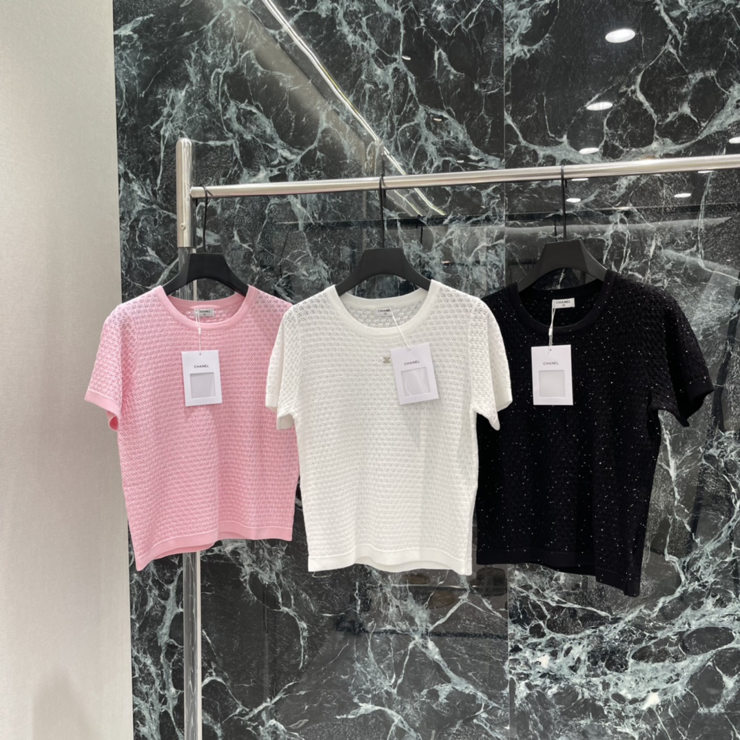 NO:780748,The highest version on the market, the girl inspects the goods, trims the three marks on the threads, and delivers the goods. You can send pictures and take videos. If you want quality and service, add me on WeChat. We will not accept urgent orders. Xiaoxiang 26 spring and summer new style. Hollow knitted short sleeves. Classic round neck + exquisite hollow texture. Breathable and comfortable. Suitable for summer wear! It can be easily controlled for daily commuting or leisure. The double C metal logo on the chest is low-key and recognizable, simple and advanced.  Pair it with high-waisted pants or skirts to easily get an elegant and casual style. Three colors SML, Chanel-clothing, chanel, skirts, T-shirt,19860909市面最高版本小妹验货、修剪线头上三标、发货可发图及拍视频,要品质要服务的加我微信,不接急单. 小香 26春夏新款 镂空针织短袖 经典圆领+精致镂空纹理 透气又舒适 夏天穿超合适!日常通勤或休闲都能轻松驾驭 胸前双C金属Logo低调有辨识度 简约又高级 搭配高腰裤或半裙,轻松get优雅随性风.三个色SML,香奈儿-服装,chanel,skirts,T-shirt,,Women's clothing