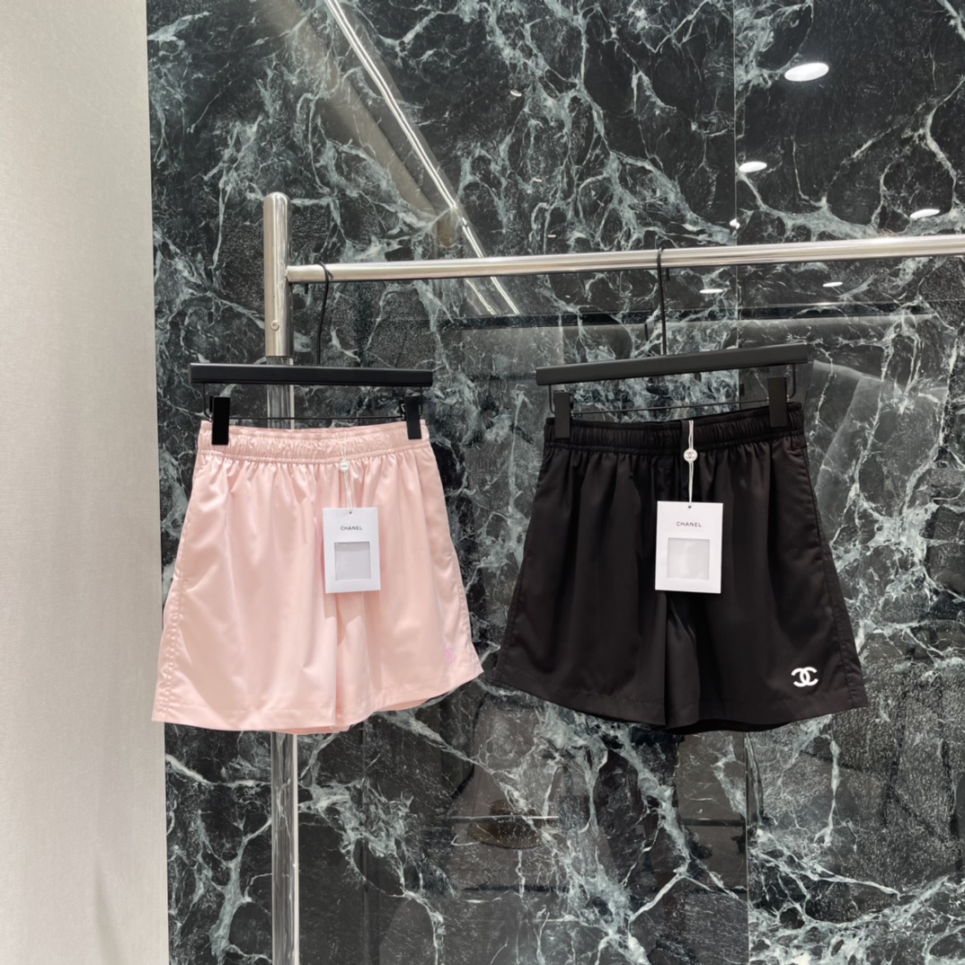 NO:780760,The highest version on the market, the girl inspects the goods, trims the three marks on the threads, and delivers the goods. You can post pictures and take videos. If you want quality and service, please add me on WeChat. We will not accept urgent orders. Xiaoxiang 26 spring and summer new sports shorts. Simple design + classic double C logo. Low-key and recognizable. Lightweight and breathable fabric. Super comfortable to wear in summer. Elastic waist + drawstring design. Suitable for all body types.  The straight and slightly loose version modifies the leg shape and is comfortable, and the side pockets are super practical, suitable for daily life or sports! Two colors SML, Chanel-clothing, chanel, shorts,19860909市面最高版本小妹验货、修剪线头上三标、发货可发图及拍视频,要品质要服务的加我微信,不接急单. 小香 26春夏新款 运动短裤 简约设计+经典双C标志 低调又有辨识度 轻盈透气面料 夏天穿超舒服 松紧腰+抽绳设计 适合各种身材 直筒微宽松版型,修饰腿型又自在,侧边口袋超实用,日常或运动都OK!两个色SML,香奈儿-服装,chanel,shorts,,Women's clothing