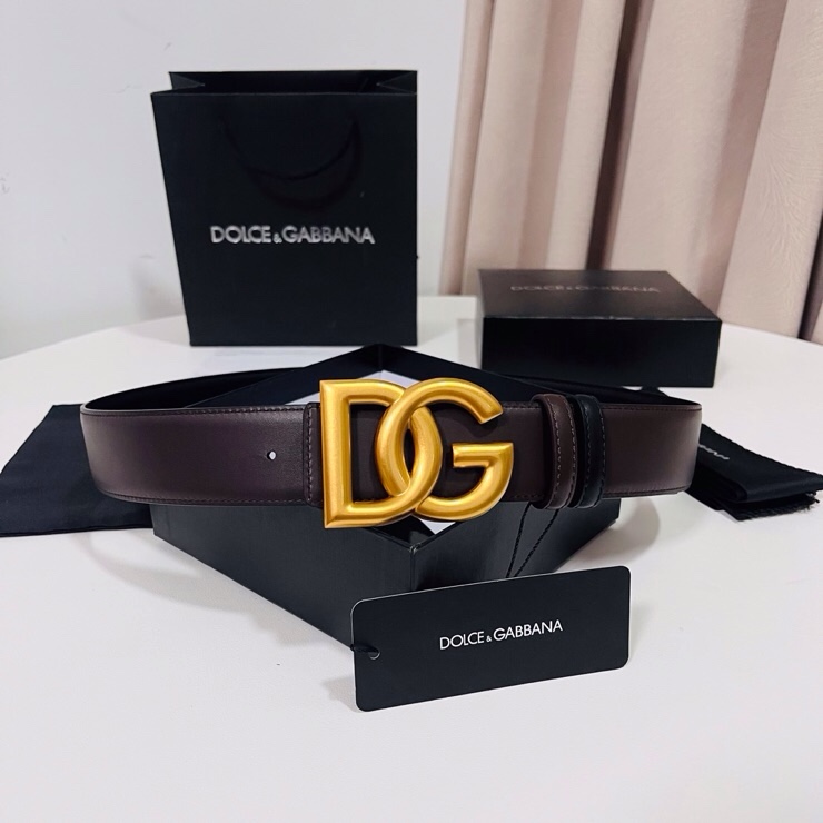 Dolce&Gabbana  黑咖双面小牛皮腰带，双面使用尽显巧思 ，宽度.40mm