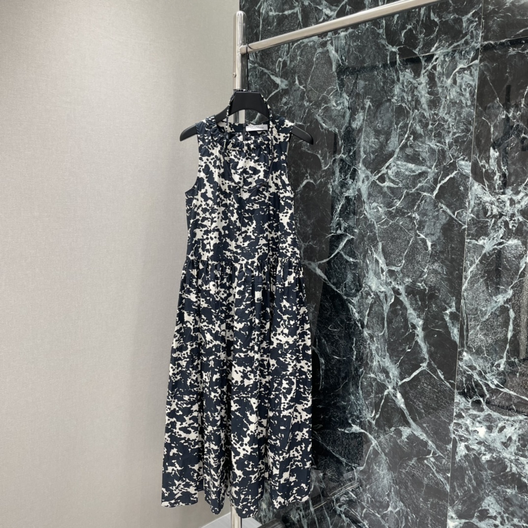 NO:783577,The highest version on the market, the girl inspects the goods, trims the three marks on the threads, and delivers the goods. You can send pictures and videos. If you want quality and service, add me on WeChat. We will not accept urgent orders. MaxMar 26 new spring and summer ink print dress. The ink smudge print is inspired by oriental art. The blue and white background is cool and elegant. French sleeveless + waist-cinching large skirt, modify the body proportions, pear-shaped and apple-shaped. It can be worn for commuting, vacation and dating. It has a sense of elegance when walking. Practical and beautiful.  It is a must-have and versatile item for summer wardrobe! One color SML, Maxmara-clothing, skirts,19860909市面最高版本小妹验货、修剪线头上三标、发货可发图及拍视频,要品质要服务的加我微信,不接急单. MaxMar 26春夏新款 水墨印花连衣裙 水墨晕染印花灵感来自东方艺术 蓝白底色清冷优雅 法式无袖+收腰大裙摆,修饰身材比例,梨形,苹果型都友好 通勤 度假约会都能穿 走路自带飘逸感 实用又美观 是夏季衣橱必备百搭款!一个色SML,麦丝玛拉-服装,skirts,,Women's clothing