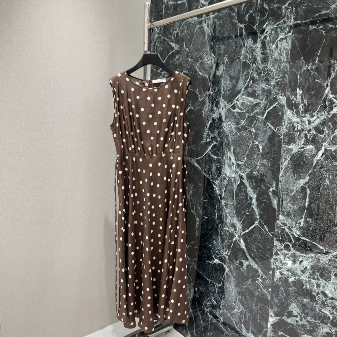 NO:783652,The highest version on the market, the girl inspects the goods, trims the three marks on the threads, and delivers the goods. You can post pictures and take videos. If you want quality and service, add me on WeChat. We will not accept urgent orders. (Silk) MaxMar 26 Spring and Summer New Retro Polka Dot Dress. French style elegant and retro. Mulberry silk material. Light and breathable. Super comfortable to wear in summer. Sleeveless + waist tie to modify body shape. Easily get a 37-point ratio! A-line skirt has a drapey feel. Full marks for walking with a smart temperament ~ commuting.  It can be worn on dates and vacations. The yellow-skinned sisters look white and gentle, and can easily create a French relaxed atmosphere. One color SMLXL, Maxmara-clothing, skirts, real silk,19860909市面最高版本小妹验货、修剪线头上三标、发货可发图及拍视频,要品质要服务的加我微信,不接急单.（真丝） MaxMar 26春夏新款 复古波点连衣裙 法式优雅又复古.桑蚕丝材质 轻盈透气 夏天穿超舒服 无袖+腰间系带 修饰身形 三七分比例轻松get!A字裙摆垂坠感满分 走路自带灵动气质~通勤 约会度假都能穿 黄皮姐妹显白又温柔 轻松打造法式松弛氛围感.一个色SMLXL,麦丝玛拉-服装,skirts,real silk,,Women's clothing
