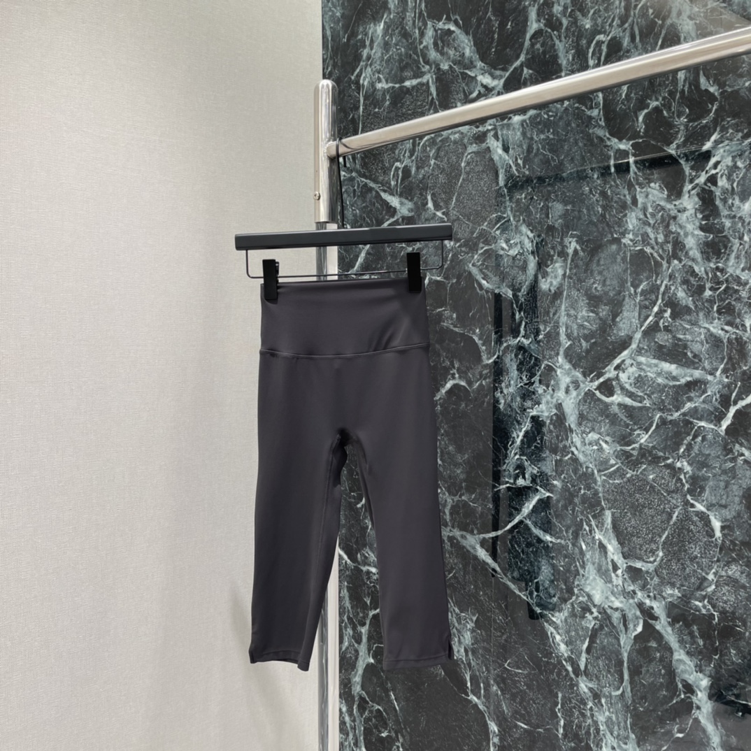 NO:783646,The highest version on the market, the girl inspects the goods, trims the three marks on the threads, and delivers the goods. You can post pictures and take videos. If you want quality or service, add me on WeChat. We will not accept urgent orders. 26 spring and summer new high-waisted three-point yoga pants, nylon + spandex blend, soft and skin-friendly, breathable and quick-drying, super comfortable during exercise! The high-waisted design tightens the abdomen and lifts the hips, modifying the waist-to-hip ratio. It can be easily controlled whether it is yoga, Pilates or daily commuting.  Practical and fashionable, it is a versatile tool for fitness girls! One color SML, women's clothing, prada,19860909市面最高版本小妹验货、修剪线头上三标、发货可发图及拍视频,要品质要服务的加我微信,不接急单. 26春夏新款 高腰七分瑜伽裤 锦纶+氨纶混纺 柔软亲肤 透气又速干 运动时超舒适!高腰设计收腹提臀 修饰腰臀比例 无论瑜伽 普拉提还是日常通勤都能轻松驾驭 实用又时髦,是健身女孩的百搭神器!一个色SML,女装,prada,,Women's clothing