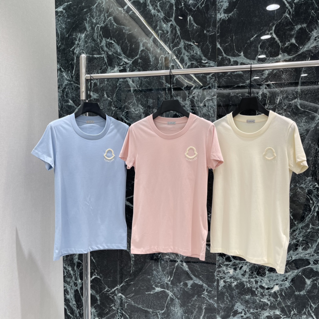 NO:783640,The highest version on the market, the girl inspects the goods, trims the three marks on the threads, and delivers the goods. You can post pictures and take videos. If you want quality and service, please add me on WeChat. We will not accept urgent orders. Meng Mouth 26 Spring and Summer New Style Embroidered Icon Short-sleeved T-shirt. Simple round neck + small logo embroidery on the chest. Low-key and recognizable. Tailored and slim. It can be worn alone or layered. It can be easily paired with jeans and casual pants for daily commuting.  Suitable for casual occasions. Three colors: SML, Moncler, jeans, T-shirt, tees, t-shirt,19860909市面最高版本小妹验货、修剪线头上三标、发货可发图及拍视频,要品质要服务的加我微信,不接急单. 蒙口 26春夏新款 刺绣图标短袖T恤 简约圆领+胸前小Logo刺绣 低调又有辨识度 剪裁修身 单穿或内搭都很OK 轻松搭配牛仔裤 休闲裤日常通勤 休闲场合都能hold住.三个色SML,蒙口-服装,Moncler,jeans,T-shirt,tees，t-shirt,,Women's clothing
