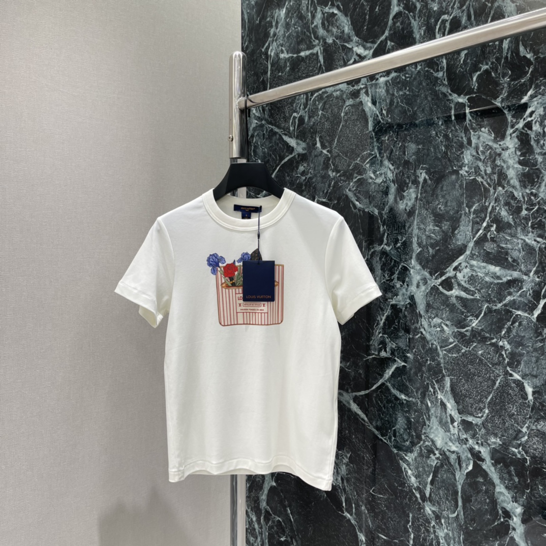 NO:783634,The highest version on the market, the girl inspects the goods, trims the three marks on the threads, and delivers the goods. You can send pictures and videos. If you want quality and service, please add me on WeChat. We will not accept urgent orders. Louis 26 spring and summer new style printed short-sleeved T-shirt. Red and white stripes + floral pattern on the front, full of artistic sense. Exquisite details. Loose fit. It can be worn casually with jeans or casual pants. It can be easily used for daily outings and vacations. One color SML, Louis Vuitton-clothing, louis  vuitton,jeans,T-shirt,tees,t-shirt,19860909市面最高版本小妹验货、修剪线头上三标、发货可发图及拍视频,要品质要服务的加我微信,不接急单. 路易 26春夏新款 印花短袖T恤 正面红白条纹+花卉图案,艺术感满满 细节精致 宽松版型 随便搭牛仔裤or休闲裤都很OK 日常出街 度假都能轻松驾驭~一个色SML,路易威登-服装,louis vuitton,jeans,T-shirt,tees，t-shirt,,Women's clothing