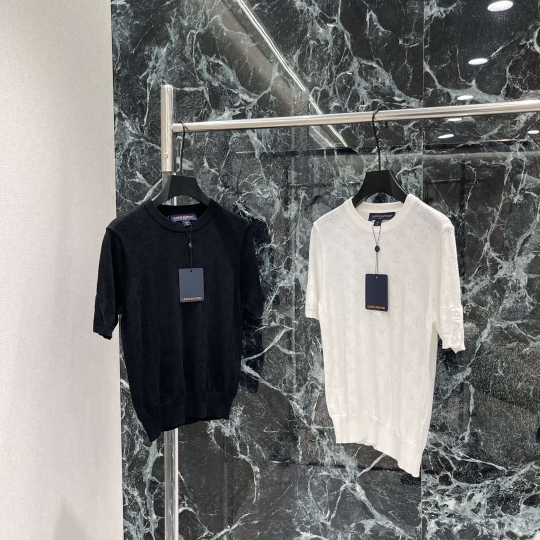 NO:783628,The highest version on the market. The girl inspects the goods, trims the three marks on the threads, and delivers the goods. You can post pictures and take videos. If you want quality and service, please add me on WeChat. We will not accept urgent orders. Louis 16 Spring and Summer New Style Presbyopia Hollow Knitted Short Sleeves Monogram Jacquard + Hollow Crafts The full three-dimensional round neck design is simple and elegant. The details of the cuff buttons are super exquisite, breathable and comfortable, perfect for spring and summer wear! Can be worn every day  Practical and fashionable, it is a must-have and versatile item in the wardrobe! Two colors SML, Louis Vuitton-clothing, louis vuitton, T-shirt,19860909市面最高版本小妹验货、修剪线头上三标、发货可发图及拍视频,要品质要服务的加我微信,不接急单. 路易 16春夏新款 老花镂空针织短袖 Monogram提花+镂空工艺 立体感满满圆领设计简约大方 袖口纽扣细节超精致,透气又舒适,春夏穿超合适!日常都能穿 实用又时髦,是衣橱必备百搭单品!两个色SML,路易威登-服装,louis vuitton,T-shirt,,Women's clothing