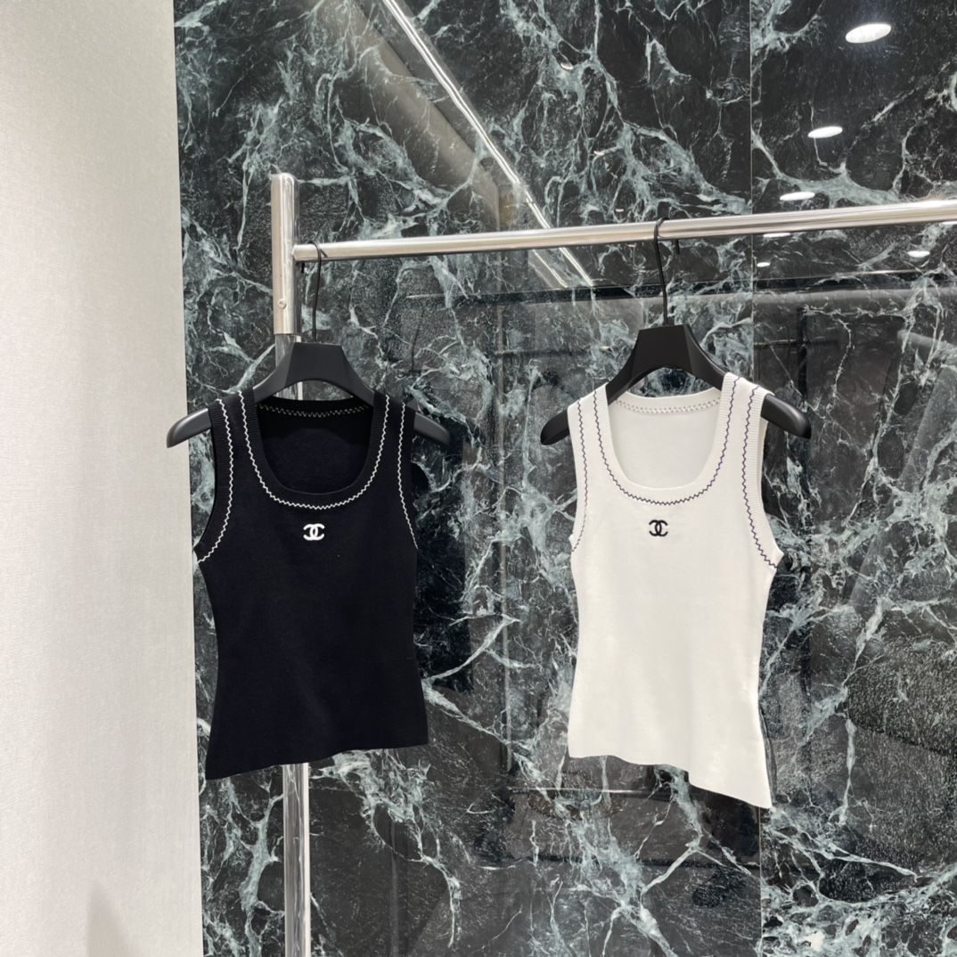 NO:783624,The highest version on the market, the girl inspects the goods, trims the three marks on the threads, and delivers the goods. You can send pictures and videos. If you want quality and service, please add me on WeChat. We will not accept urgent orders. Xiaoxiang 26 spring and summer new style stitched knitted vest. Double C Logo embroidery on the chest + wavy stitching. Perfect details. Sleeveless design. It is OK to wear alone or inside in spring and summer. Easily create an elegant and casual style. Pair it with jeans, skirt or suit jacket. Easily switch to various occasions.  It is a must-have and versatile item in your wardrobe! Two colors SML, Chanel-clothing, chanel, skirts, jeans, jackets & coats, business suit,19860909市面最高版本小妹验货、修剪线头上三标、发货可发图及拍视频,要品质要服务的加我微信,不接急单. 小香 26春夏新款 缝线针织背心 胸前双C Logo刺绣+波浪缝线 细节满分 无袖设计 春夏单穿或内搭都很OK 轻松打造优雅休闲风 搭配牛仔裤 半裙或西装外套 轻松切换多种场合 是衣橱必备百搭单品!两个色SML,香奈儿-服装,chanel,skirts,jeans,jackets & coats,business suit,,Women's clothing