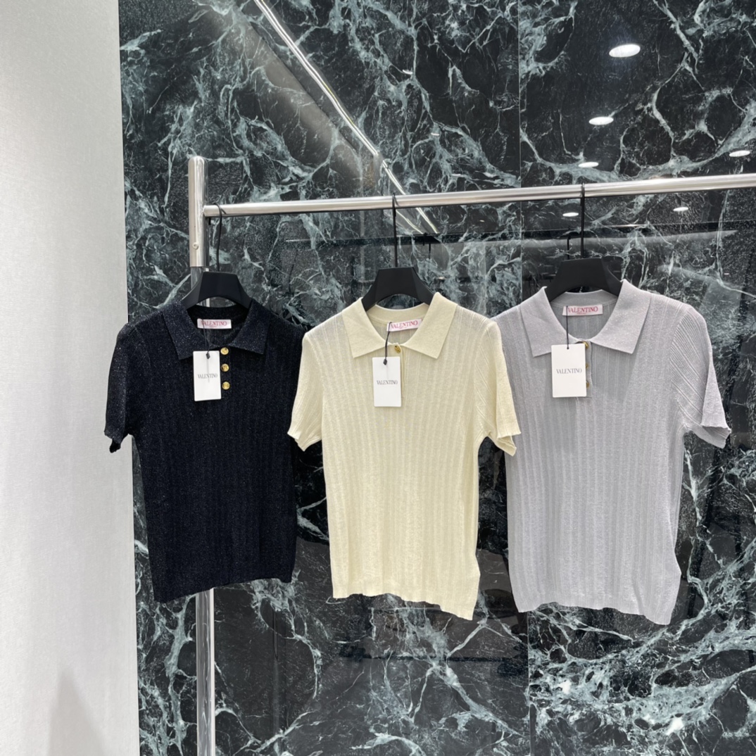 NO:783619,The highest version on the market, the girl inspects the goods, trims the three marks on the threads, and delivers the goods. You can post pictures and take videos. If you want quality or service, please add me on WeChat. We will not accept urgent orders. Val Warren's new spring and summer 26 knitted Polo shirt is designed with vertical stripes. It is super comfortable to wear in spring and summer! Classic lapel + three gold buttons. Perfect details. Easy to control for commuting and leisure. Simple and elegant style.  It looks great with jeans or skirts, and you can easily get a high-end look! Three colors of SML, Valentino-clothing, valentino, skirts, jeans,19860909市面最高版本小妹验货、修剪线头上三标、发货可发图及拍视频,要品质要服务的加我微信,不接急单. Val华伦 26春夏新款 针织Polo衫 采用竖条纹理设计 春夏穿超舒服!经典翻领+三颗金色纽扣 细节满分 通勤休闲都能轻松驾驭 简约优雅风格 搭配牛仔裤或半裙都很出彩,轻松get高级感穿搭!三个色SML,华伦天奴-服装,valentino,skirts,jeans,,Women's clothing