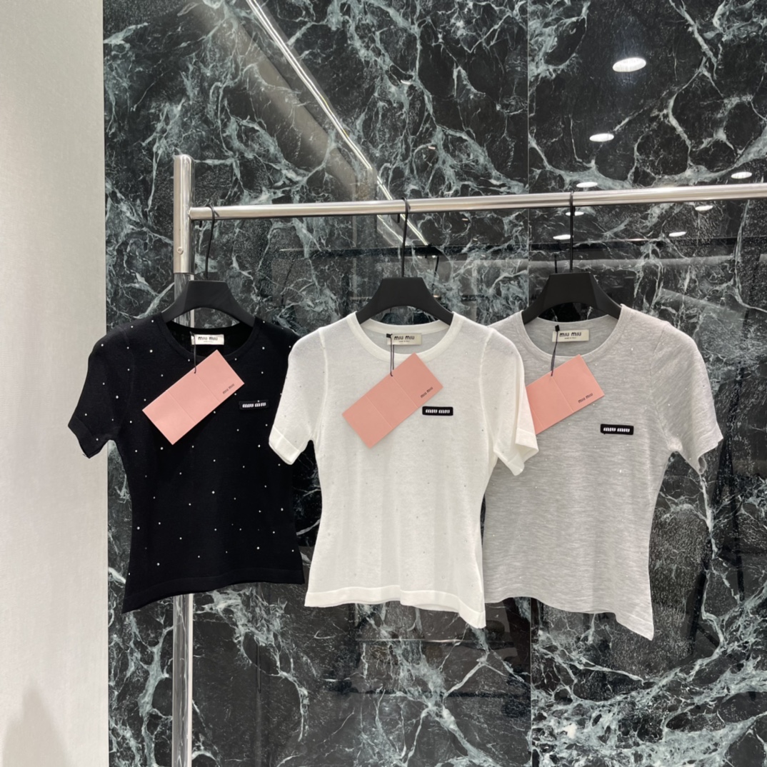 NO:783572,The highest version on the market, the girl inspects the goods, trims the three marks on the threads, and delivers the goods. You can post pictures and take videos. If you want quality and service, please add me on WeChat. We will not accept urgent orders. Miu 26 spring and summer new model, beaded knitted short sleeves, round neck + slim fit, straight shoulder cut, slim and elegant, beaded design, retro and sweet, easy to handle for daily commuting and dating.  Pair it with jeans or a skirt to easily get a fashionable look! The brand is full of sophistication and details must be paid attention to. Three colors SML, Miu Miu-clothing women's clothing, miumiu, skirts, jeans, T-shirt,19860909市面最高版本小妹验货、修剪线头上三标、发货可发图及拍视频,要品质要服务的加我微信,不接急单. Miu 26春夏新款 钉珠针织短袖 圆领+修身短款,正肩剪裁显瘦又显气质,钉珠设计复古甜美 日常通勤 约会都能轻松驾驭 搭配牛仔裤或半身裙轻松get时髦look!品牌精致感满满,细节控必入.三个色SML,缪缪-服装女装,miumiu,skirts,jeans,T-shirt,,Women's clothing