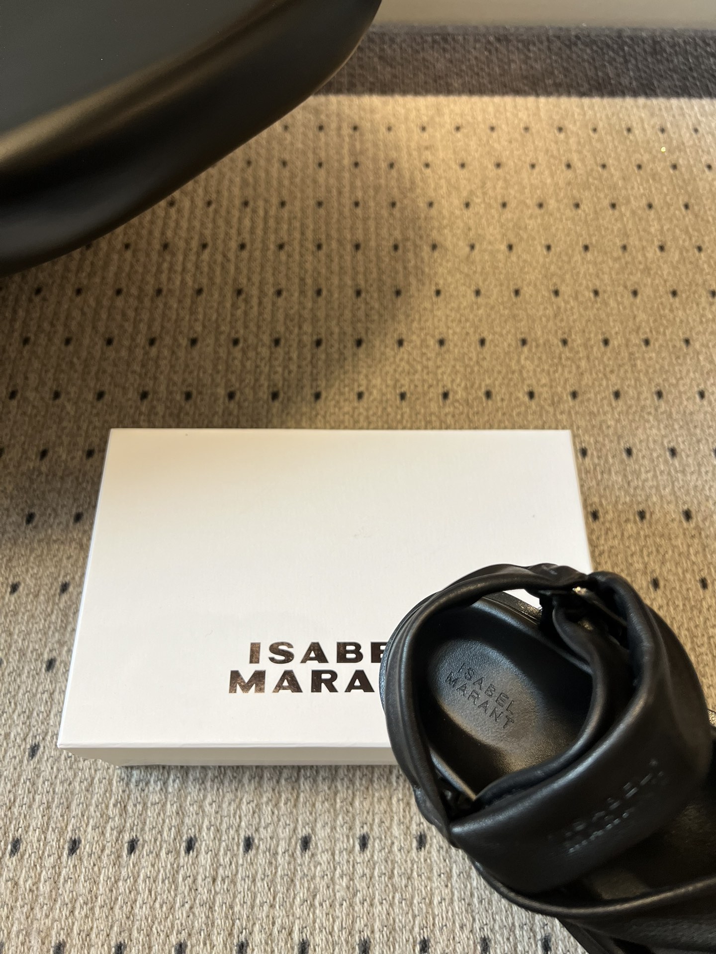 Isabelmaran*26ss早春新款交叉绑带厚底凉鞋这双交叉绑带厚底凉鞋，真的把慵懒松弛感焊在脚上了