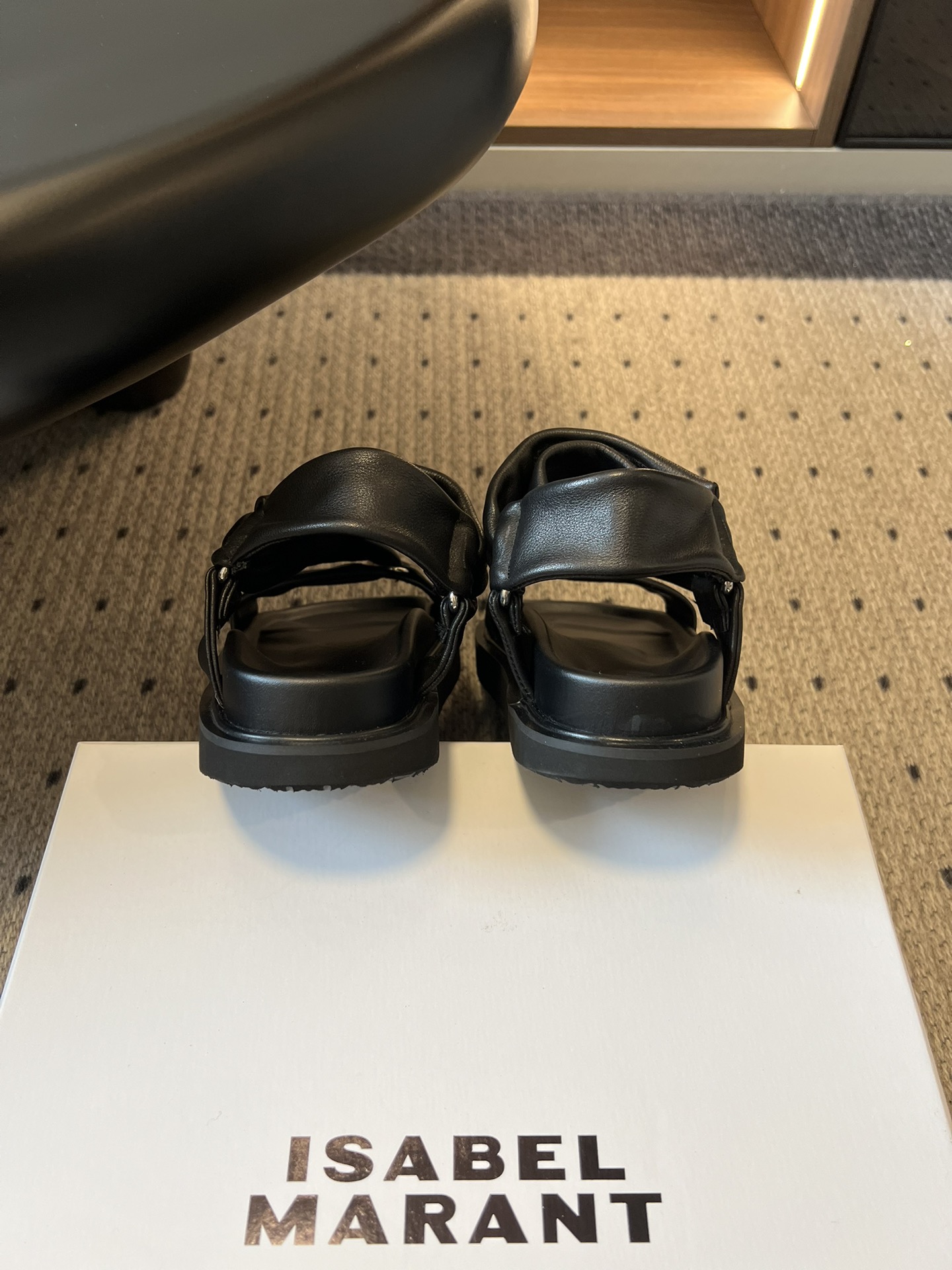 Isabelmaran*26ss早春新款交叉绑带厚底凉鞋这双交叉绑带厚底凉鞋，真的把慵懒松弛感焊在脚上了