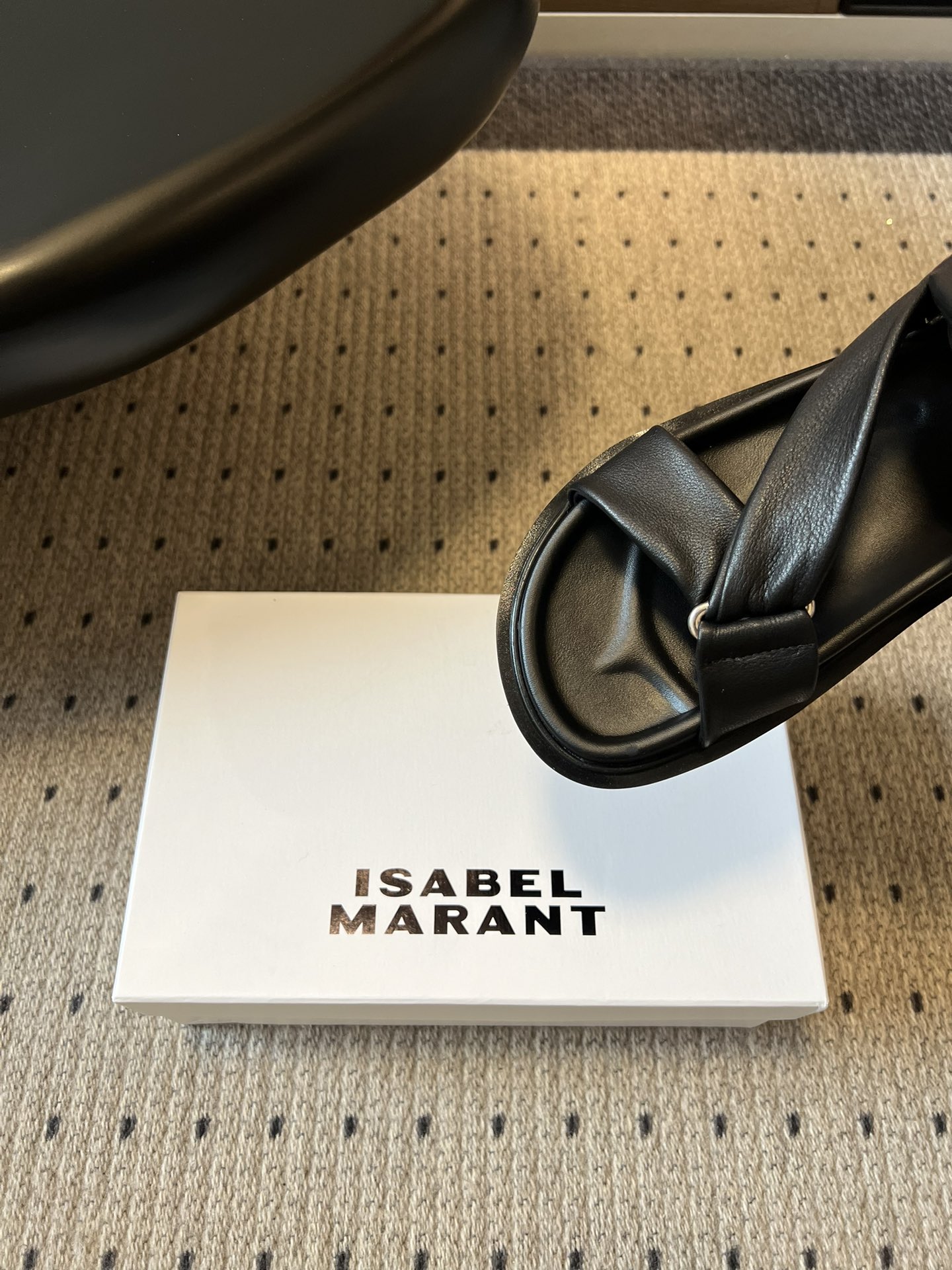 Isabelmaran*26ss早春新款交叉绑带厚底凉鞋这双交叉绑带厚底凉鞋，真的把慵懒松弛感焊在脚上了