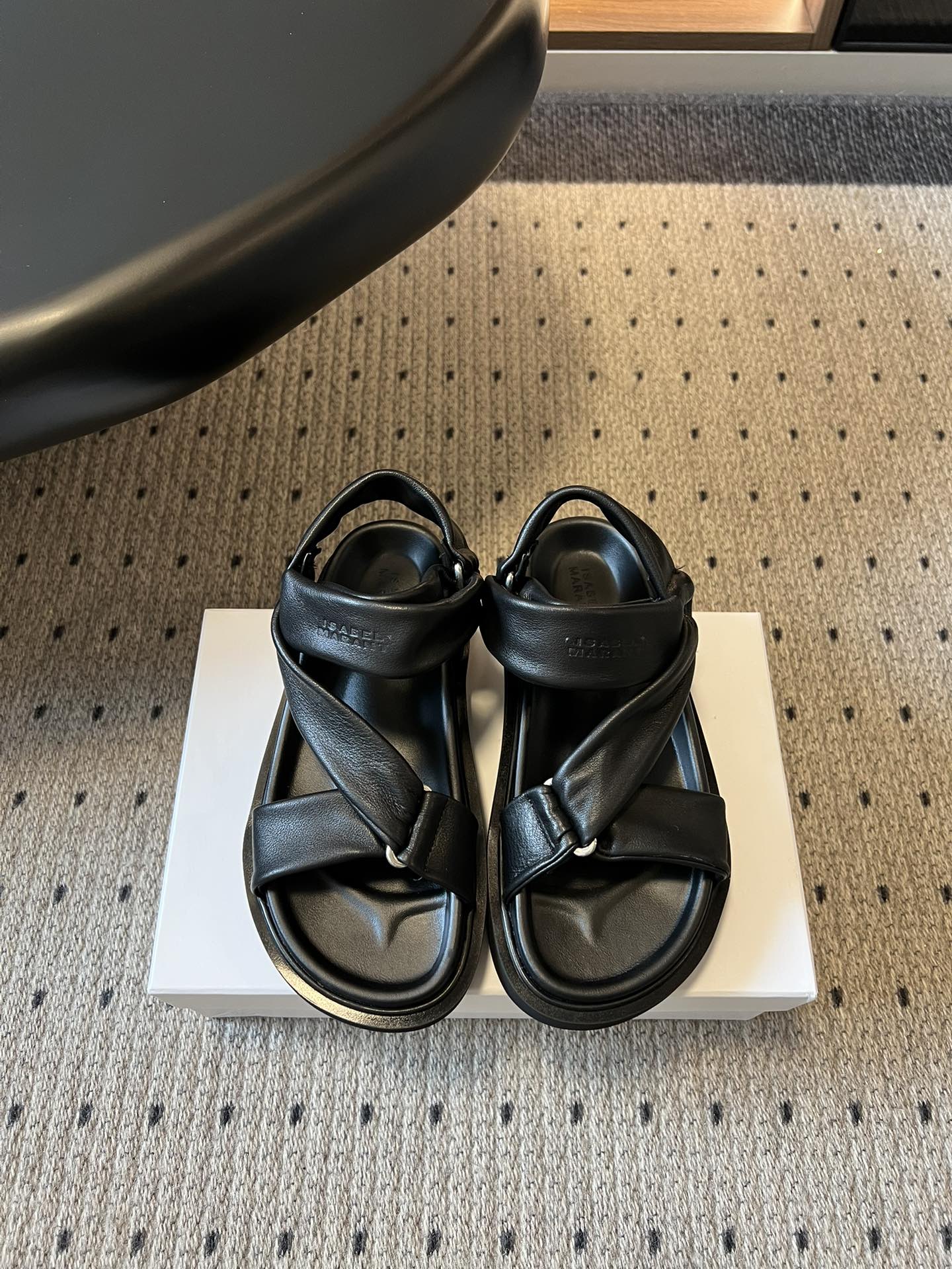 Isabelmaran*26ss早春新款交叉绑带厚底凉鞋这双交叉绑带厚底凉鞋，真的把慵懒松弛感焊在脚上了