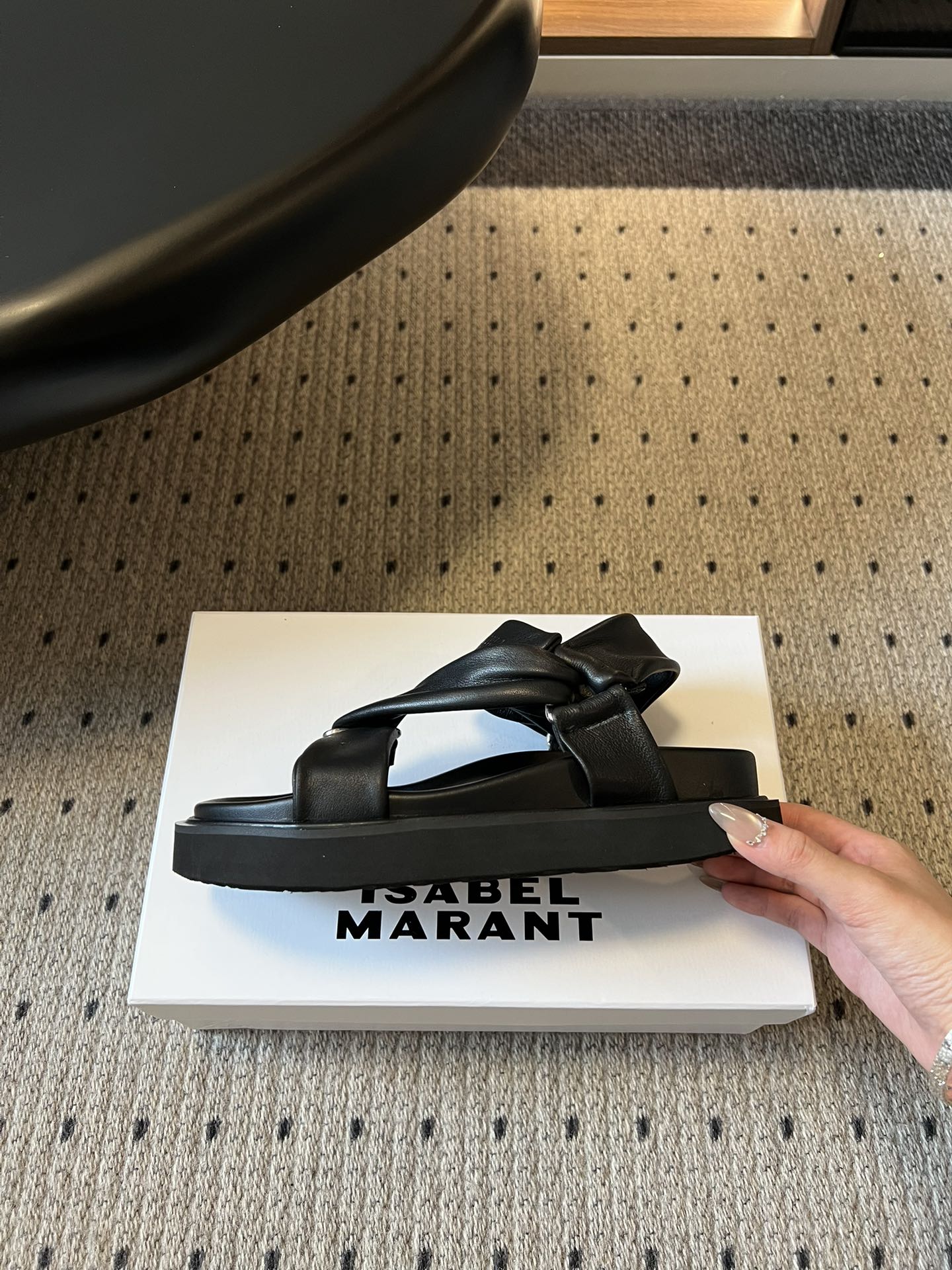 Isabelmaran*26ss早春新款交叉绑带厚底凉鞋这双交叉绑带厚底凉鞋，真的把慵懒松弛感焊在脚上了