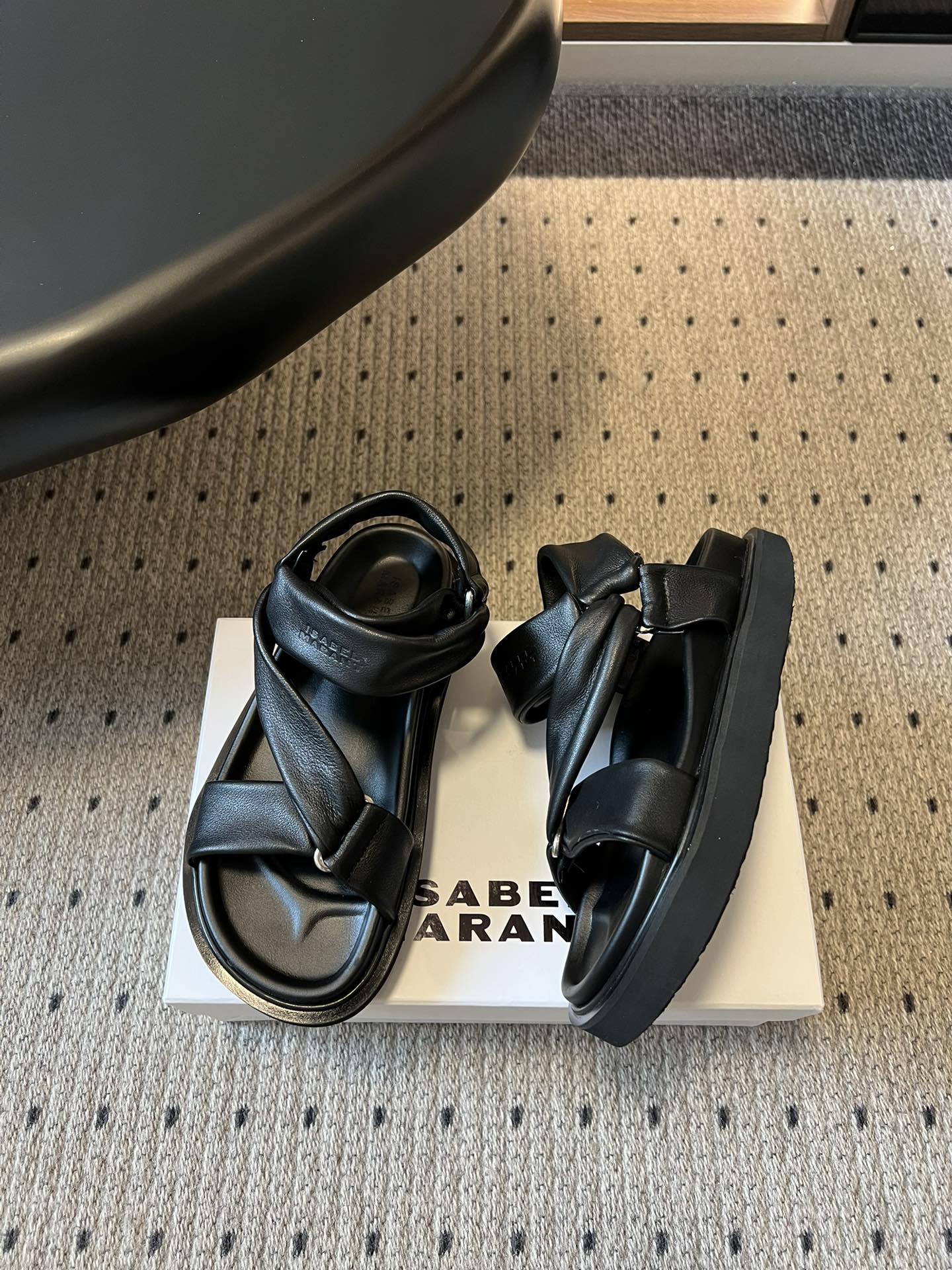 Isabelmaran*26ss早春新款交叉绑带厚底凉鞋这双交叉绑带厚底凉鞋，真的把慵懒松弛感焊在脚上了