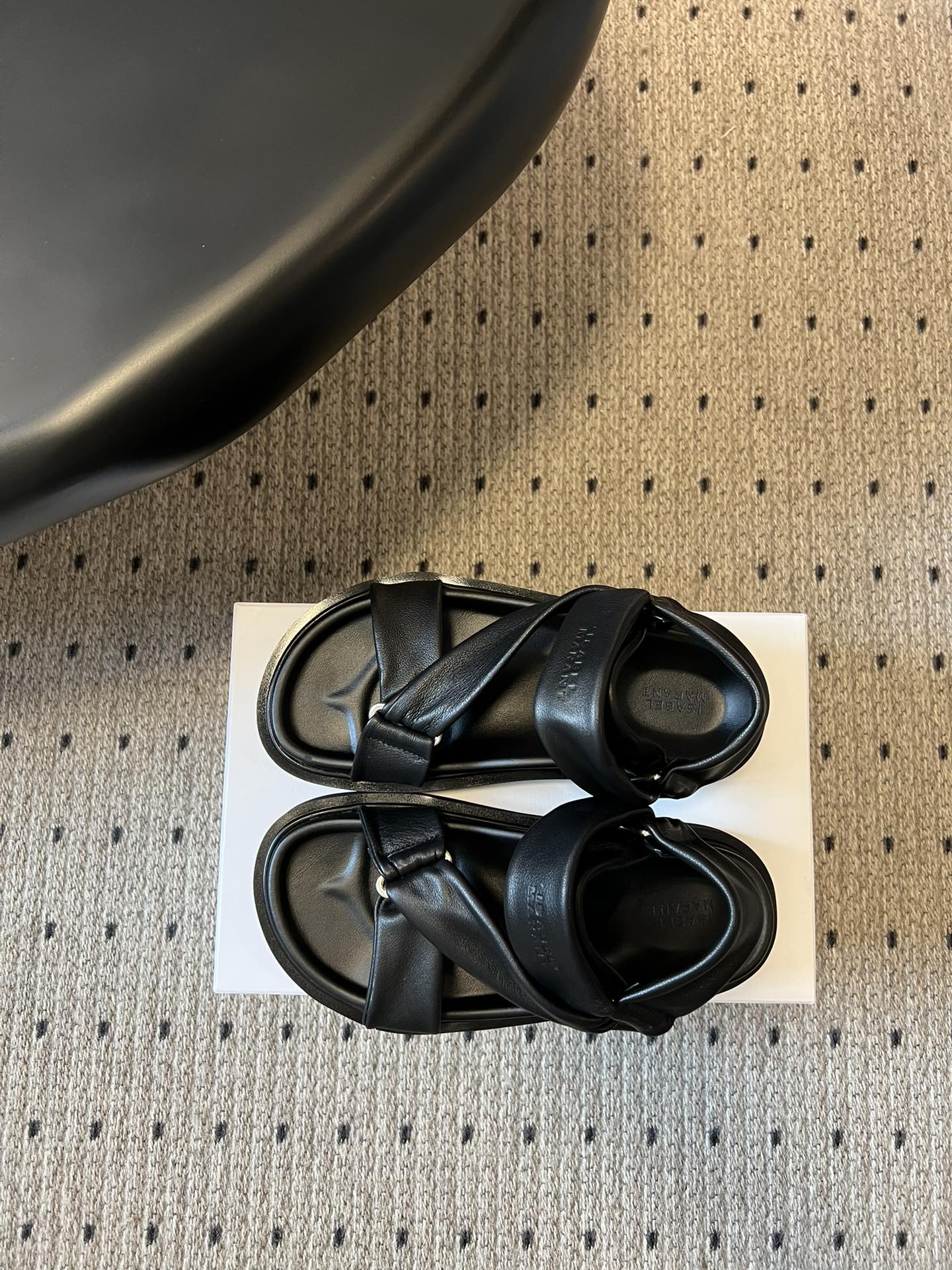 Isabelmaran*26ss早春新款交叉绑带厚底凉鞋这双交叉绑带厚底凉鞋，真的把慵懒松弛感焊在脚上了