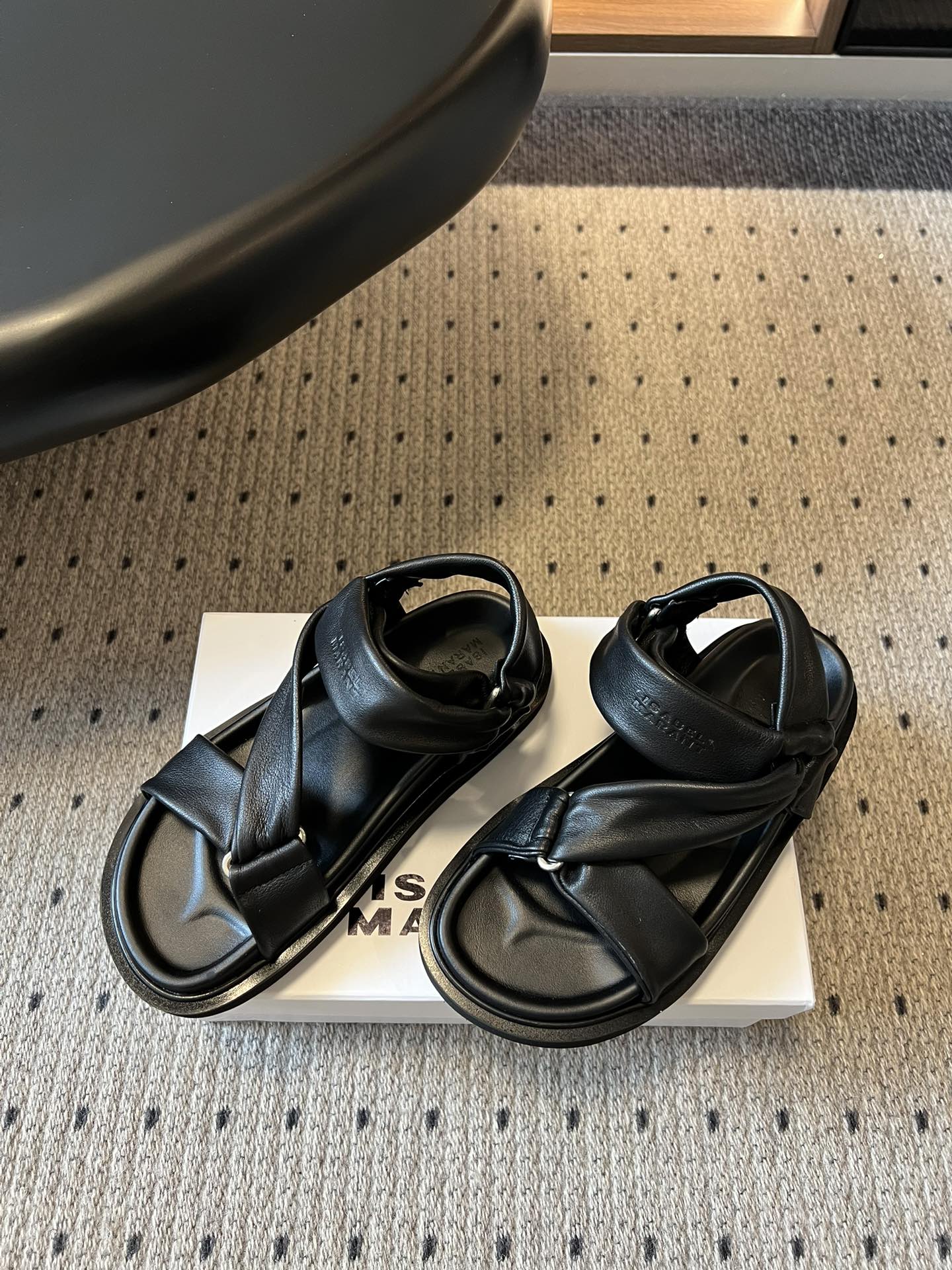 Isabelmaran*26ss早春新款交叉绑带厚底凉鞋这双交叉绑带厚底凉鞋，真的把慵懒松弛感焊在脚上了