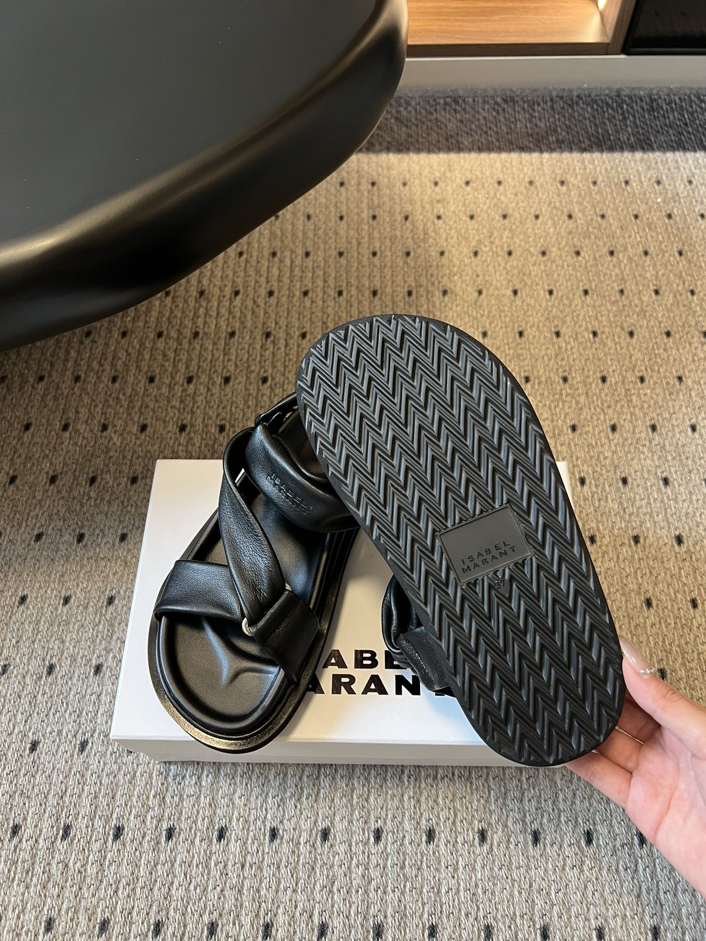 Isabelmaran*26ss早春新款交叉绑带厚底凉鞋这双交叉绑带厚底凉鞋，真的把慵懒松弛感焊在脚上了