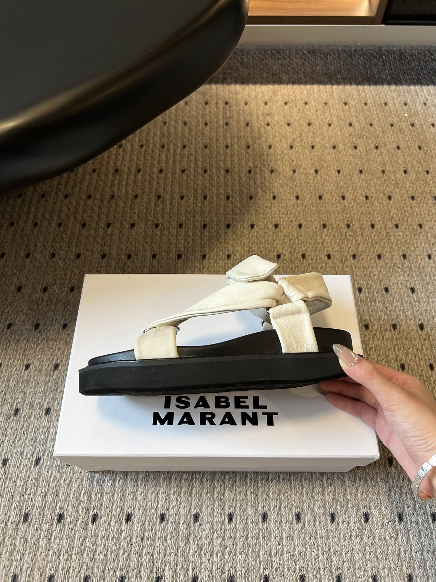 Isabelmaran*26ss早春新款交叉绑带厚底凉鞋这双交叉绑带厚底凉鞋，真的把慵懒松弛感焊在脚上了