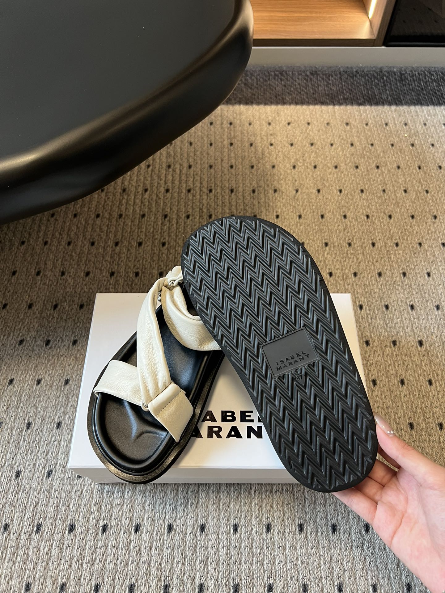 Isabelmaran*26ss早春新款交叉绑带厚底凉鞋这双交叉绑带厚底凉鞋，真的把慵懒松弛感焊在脚上了