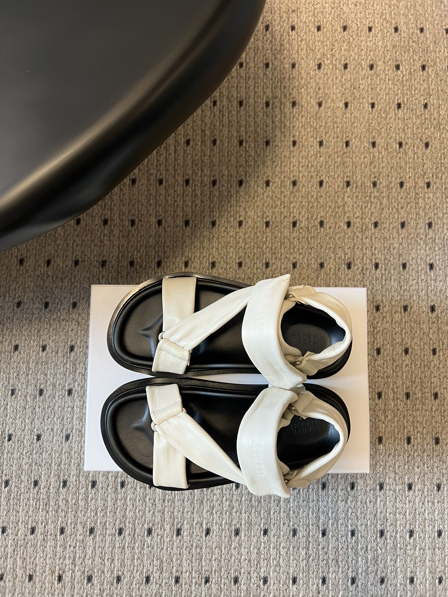 Isabelmaran*26ss早春新款交叉绑带厚底凉鞋这双交叉绑带厚底凉鞋，真的把慵懒松弛感焊在脚上了